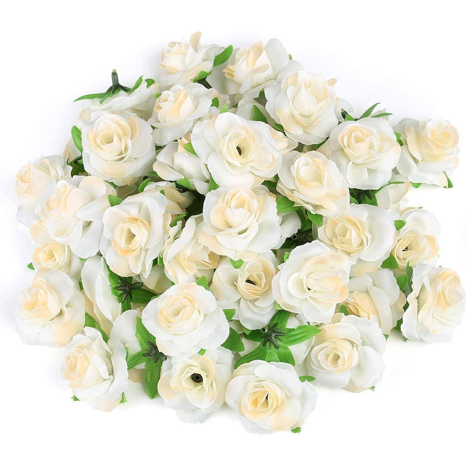 Ein Strauß aus Dutzenden von weißen Rosen mit Hauch von Creme, dicht zusammengedrängt, die ihre vollen Blüten und grünen Blätter zur Schau stellen.