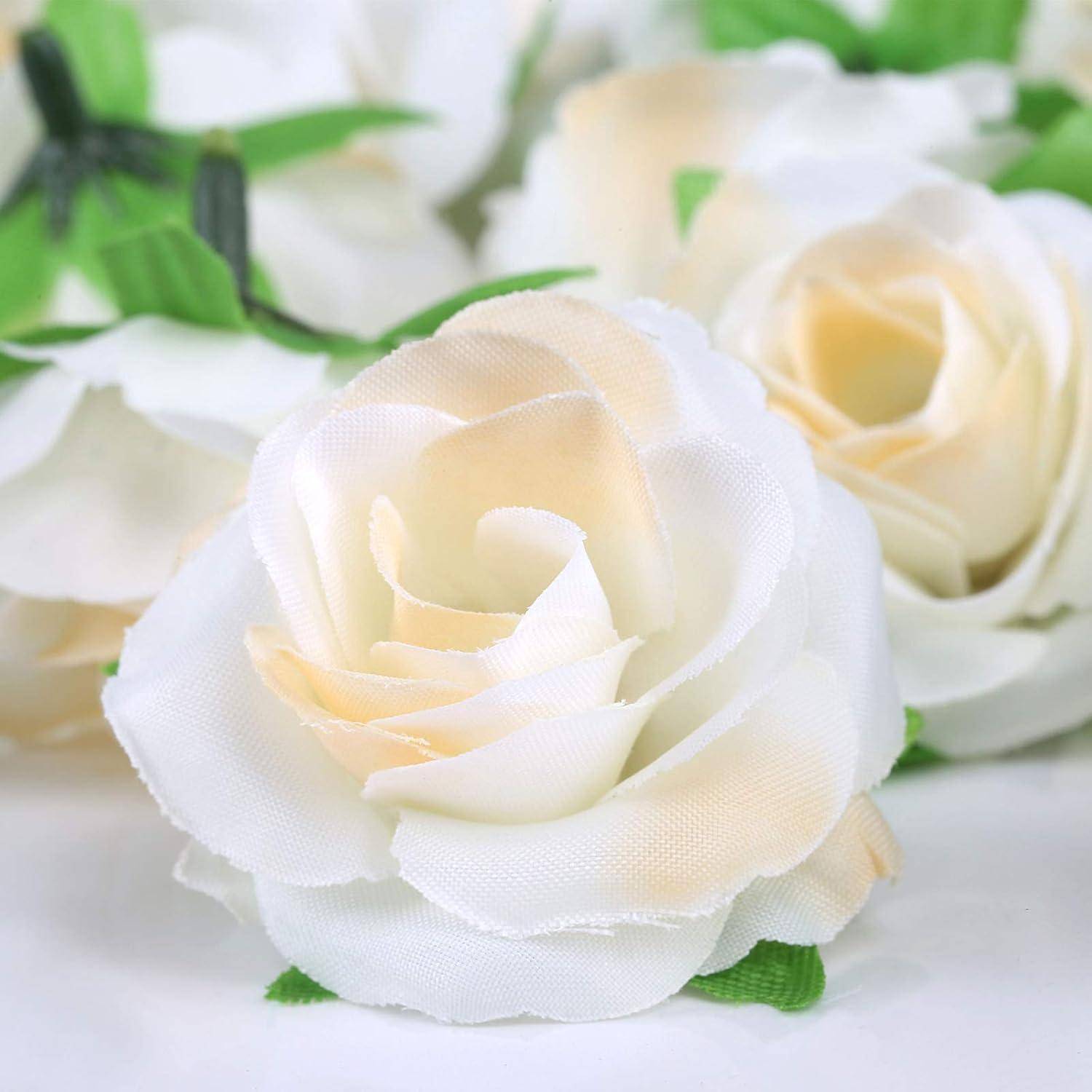 Künstliche weiße Rosen mit grünen Blättern auf einem hellen Hintergrund.