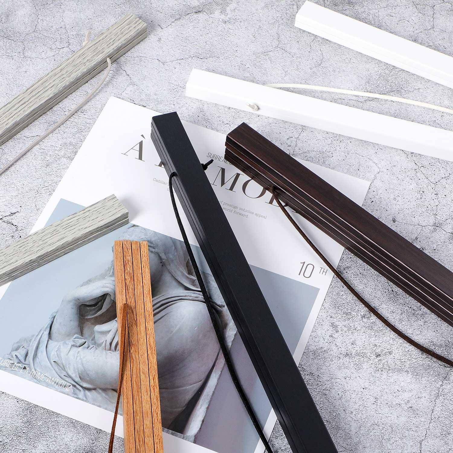 Verschiedene Holzrahmenteile in unterschiedlichen Farben, auf einer Magazinseite angeordnet, zeigen einen kunstvollen Designkontrast mit einer grauen Oberfläche.
