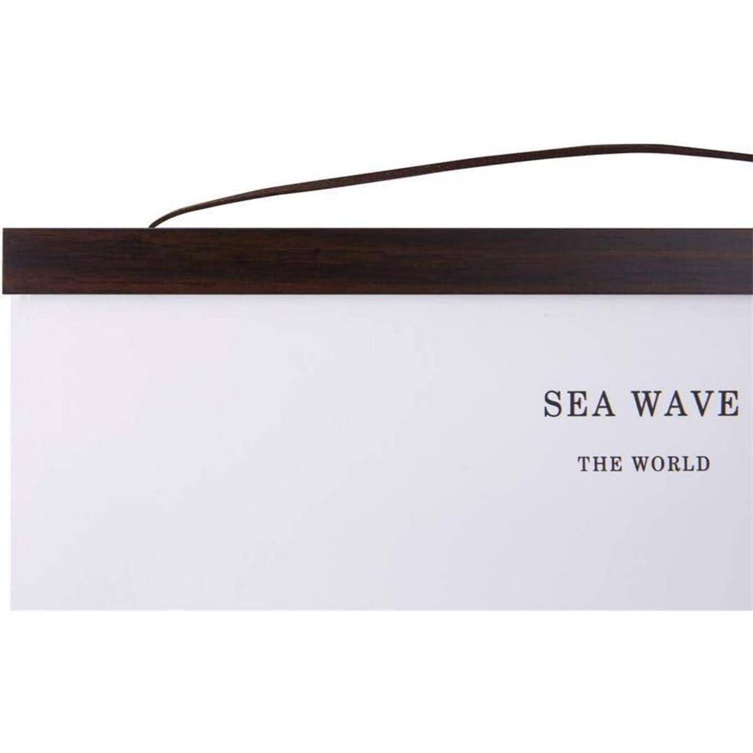 Ein weißes rechteckiges Schild mit einem dunklen Holzrahmen oben trägt die Aufschrift „SEA WAVE THE WORLD