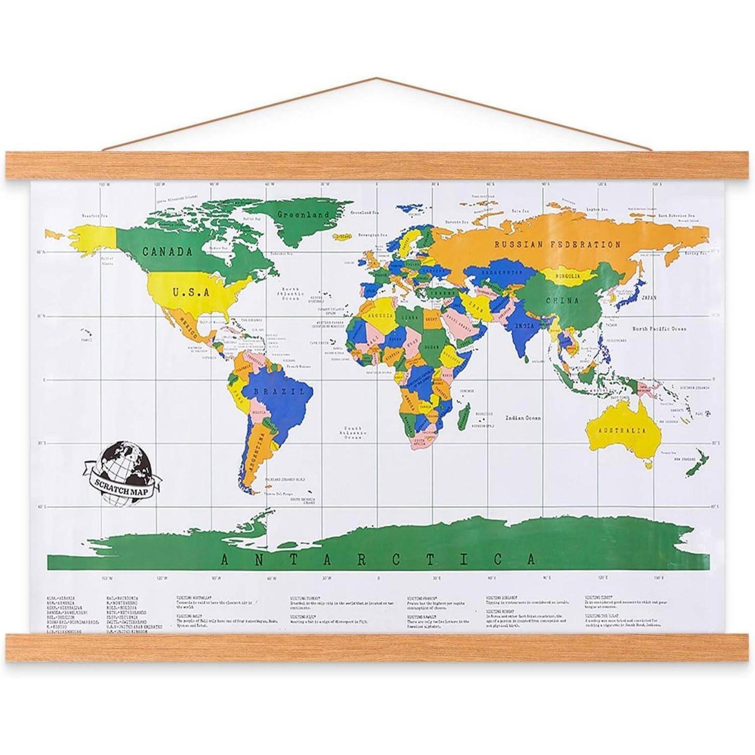 Weltkarte mit farbenfrohen Ländern, mit Namen beschriftet, in einem Holzrahmen aufgehängt. Zeigt Kontinente, Ozeane und wichtige geografische Regionen.