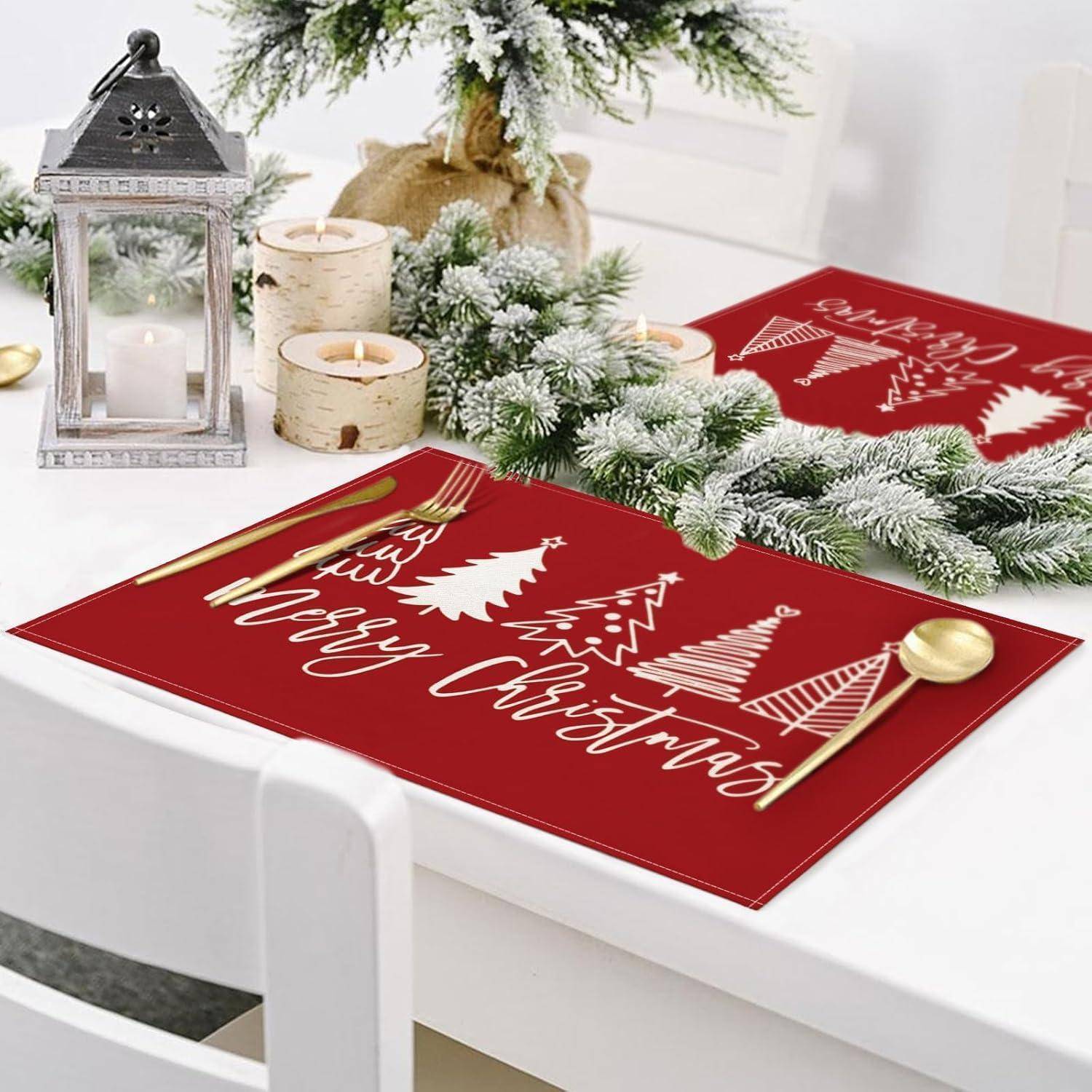 Eine festliche Weihnachtsgedeck mit roten Tischsets, auf denen 