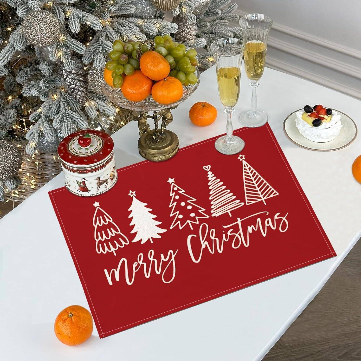 Eine festliche Szenerie mit einem Weihnachtsbaum, einer Obstmitteldecke und einer roten Matte mit der Aufschrift 