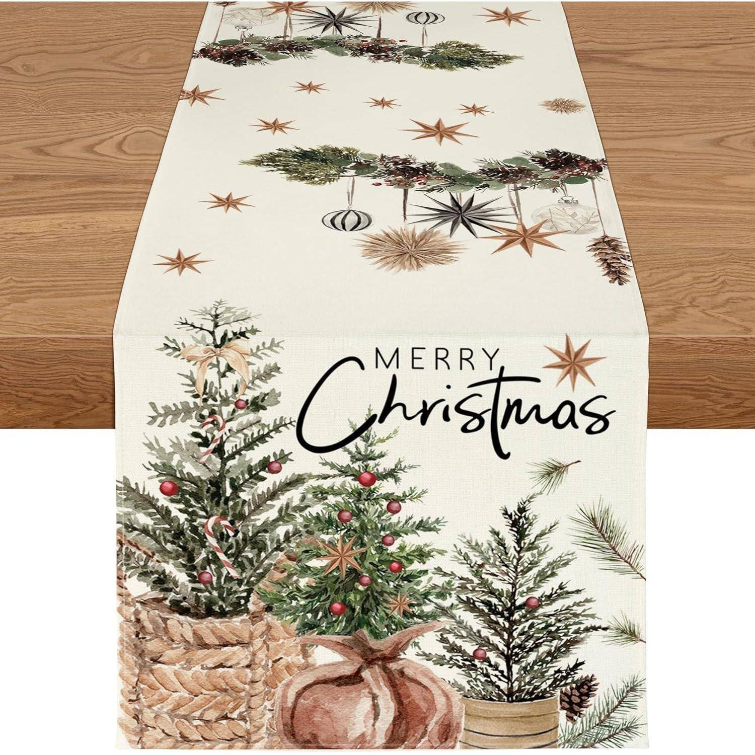 Ein Weihnachtstischläufer, geschmückt mit Tannenbäumen, Sternen und Christbaumkugeln. Der Text 'Frohe Weihnachten' ist nahe dem unteren Rand gedruckt.