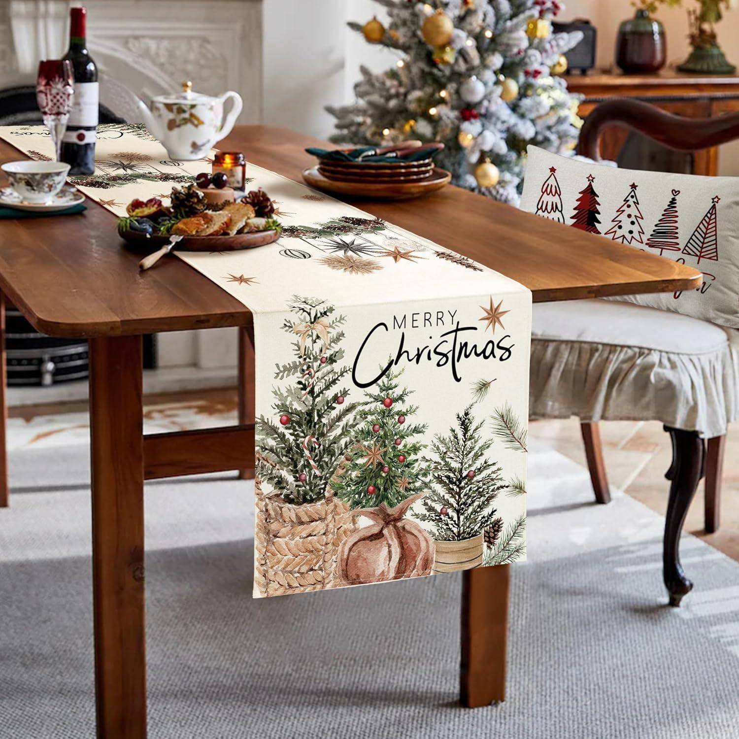 Ein Esstisch ist für Weihnachten geschmückt mit einem Tischläufer mit der Aufschrift „Frohe Weihnachten