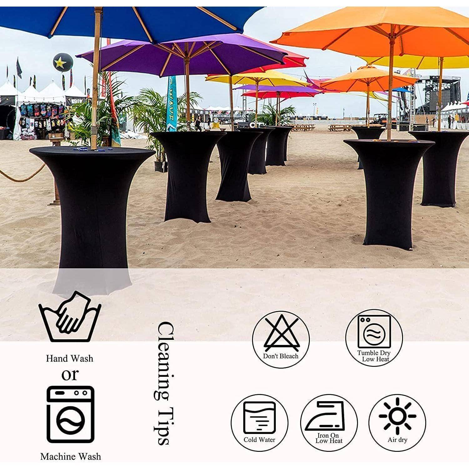 Eine Strandszene mit hohen Tischen und bunten Sonnenschirmen. Darunter zeigen Wäschesymbole Reinigungstipps, einschließlich Handwäsche oder Maschinenwäsche.