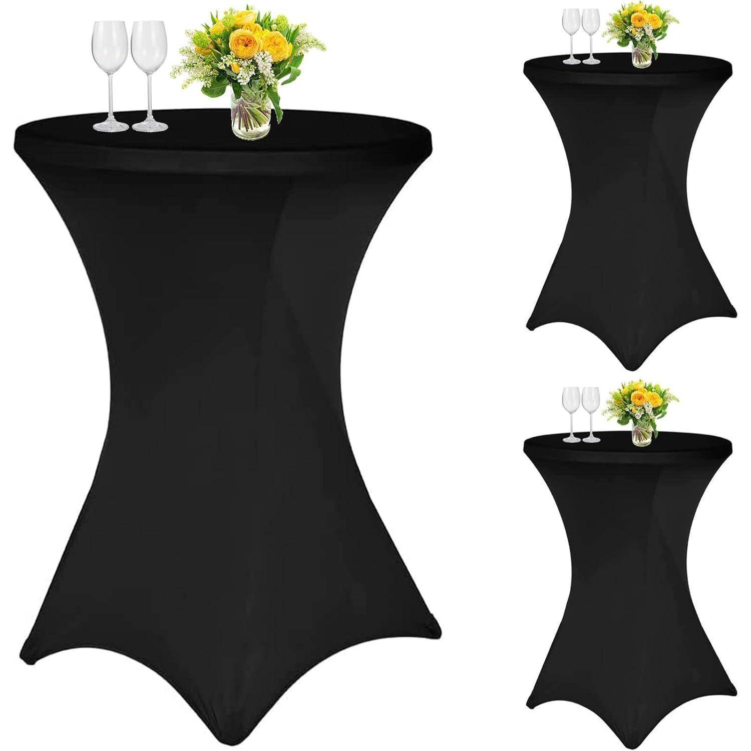 Hohe schwarze Cocktailtische, jeweils mit zwei Weingläsern und einem kleinen Blumenarrangement, ideal für eine elegante Veranstaltungsatmosphäre.