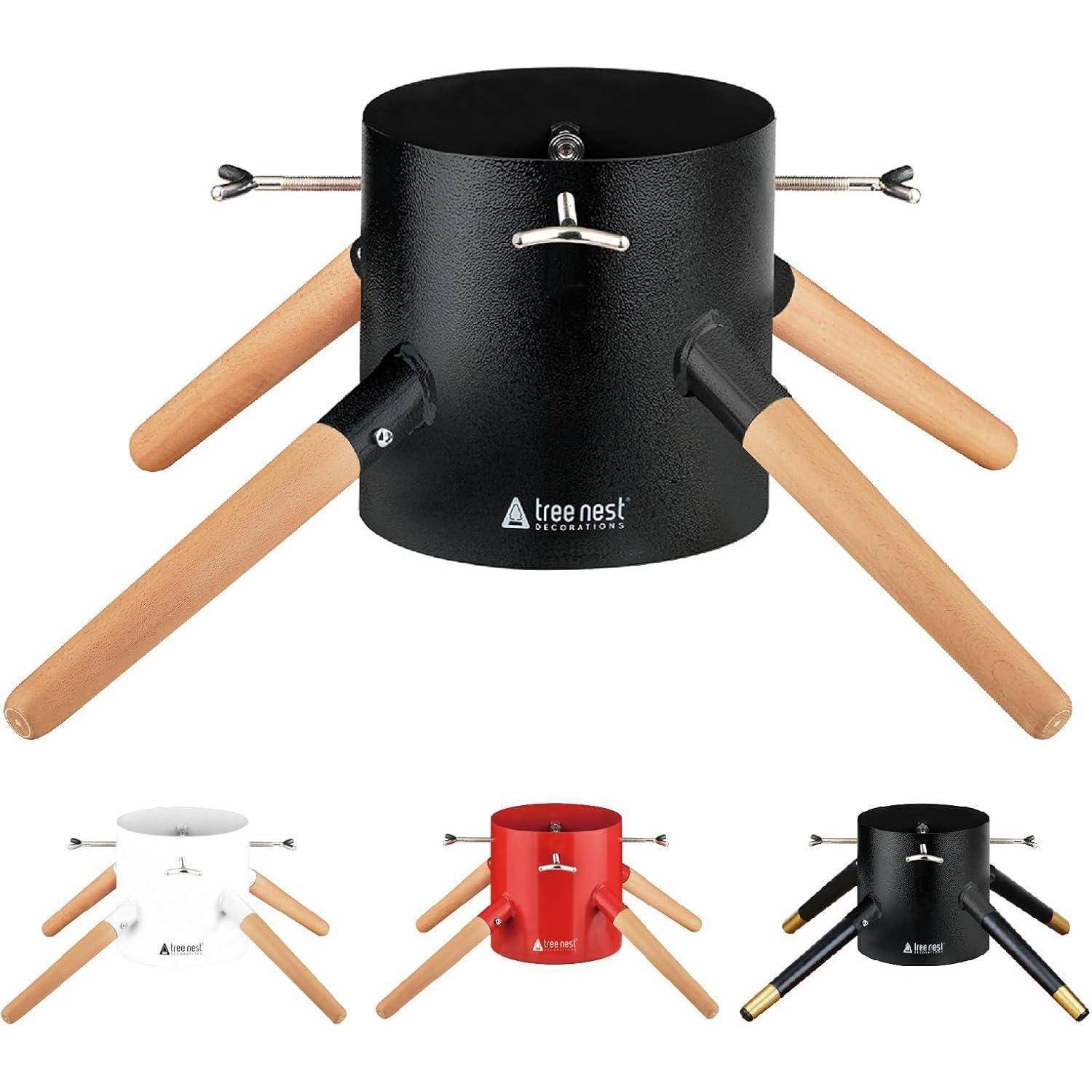 Ein Weihnachtsbaumständer mit schwarzer zylindrischer Basis und Holzstützen, in drei Farbvariationen abgebildet: weiß, rot und schwarz.