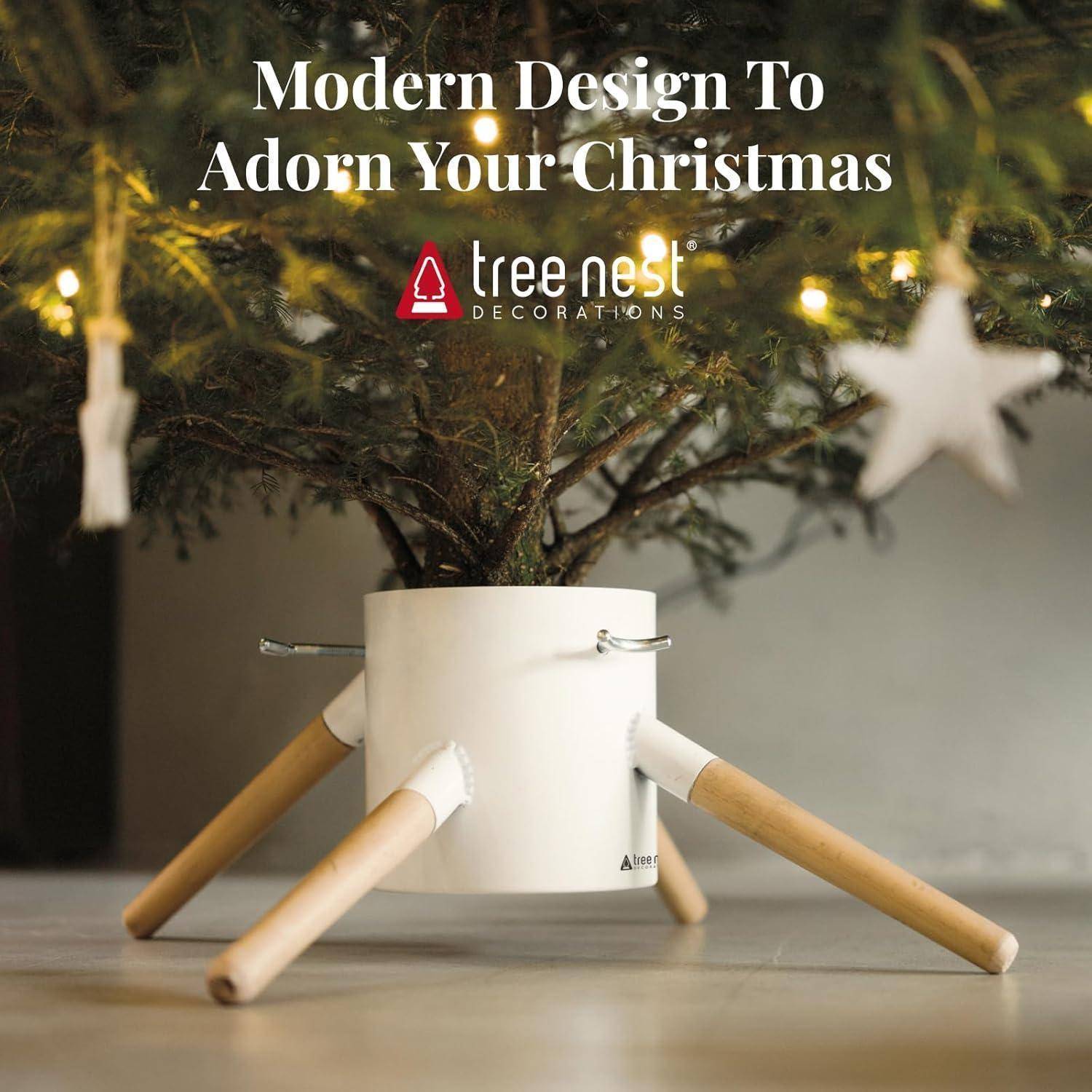 Ein Weihnachtsbaumständer mit Holzbeinen, der einen Baum hält. Text lautet 'Modernes Design zum Schmücken Ihrer Weihnacht'. Tree Nest Logo sichtbar.