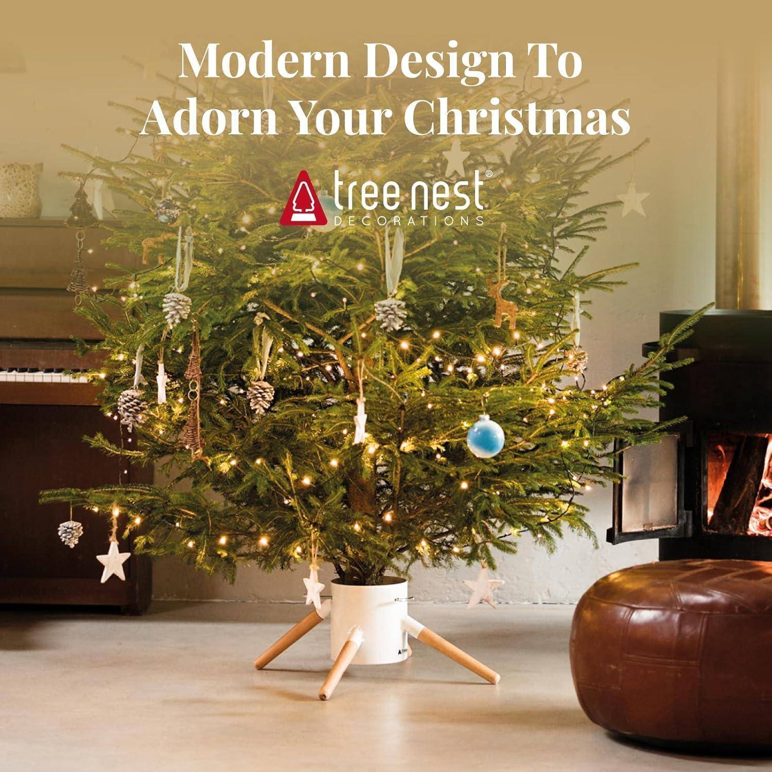 Ein moderner Weihnachtsbaum, geschmückt mit minimalistischen Ornamenten in einem Wohnzimmer, mit dem Text 'Modernes Design zum Schmücken Ihrer Weihnacht'.
