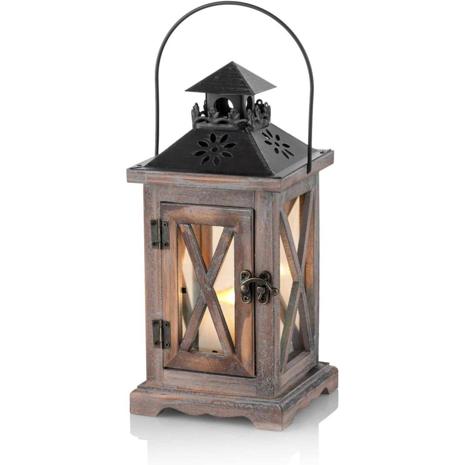 Eine rustikale Holzlaterne mit Glaspaneelen und einem Metalldeckel, in der eine brennende Kerze ein warmes, einladendes Leuchten erzeugt.