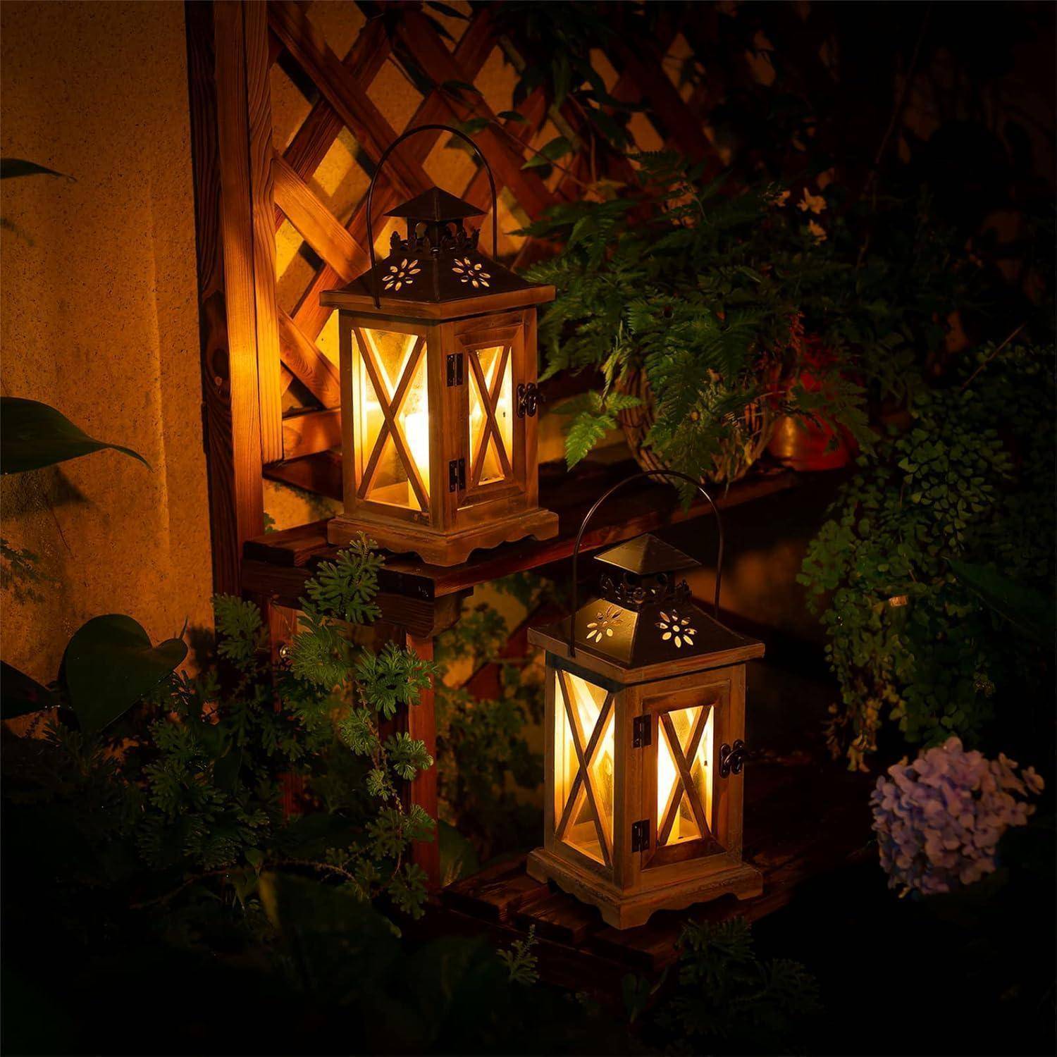 Zwei Laternen mit warmem, glühendem Licht auf einem Holzregal, umgeben von Pflanzen und Blumen, die eine gemütliche Nachtatmosphäre schaffen.