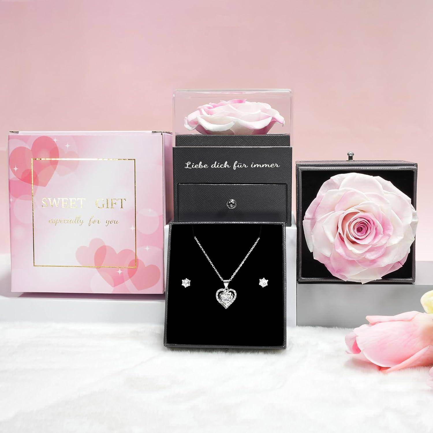 Geschenkset mit einer Halskette und Ohrringe, präsentiert mit einer konservierten rosa Rose in einer Box und einer Karte, auf der steht 