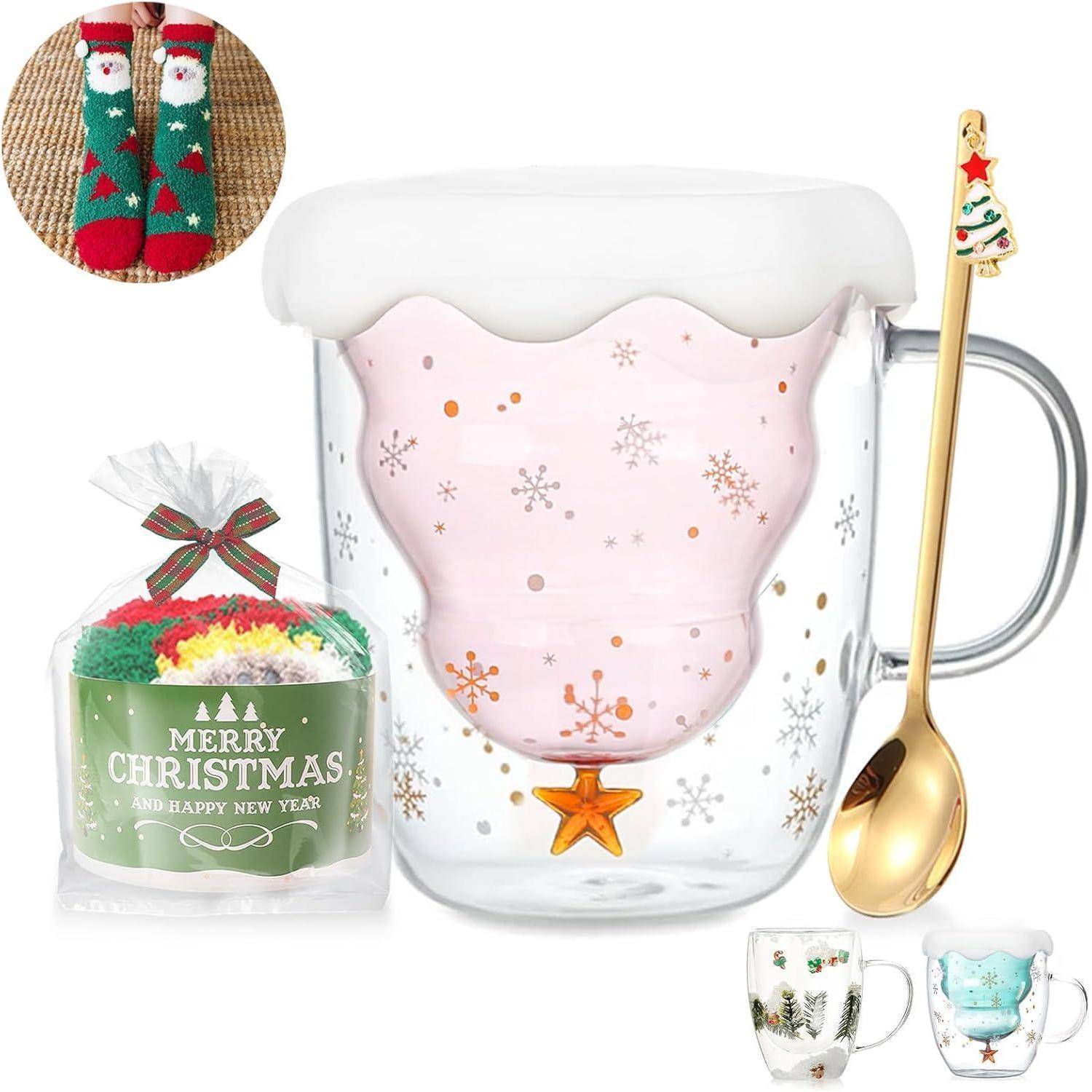 Weihnachtliches Geschenkset bestehend aus einer festlichen Tasse mit Weihnachtsmann-Design, einem goldenen Löffel, bunten Socken und einer Weihnachtsbotschaft 