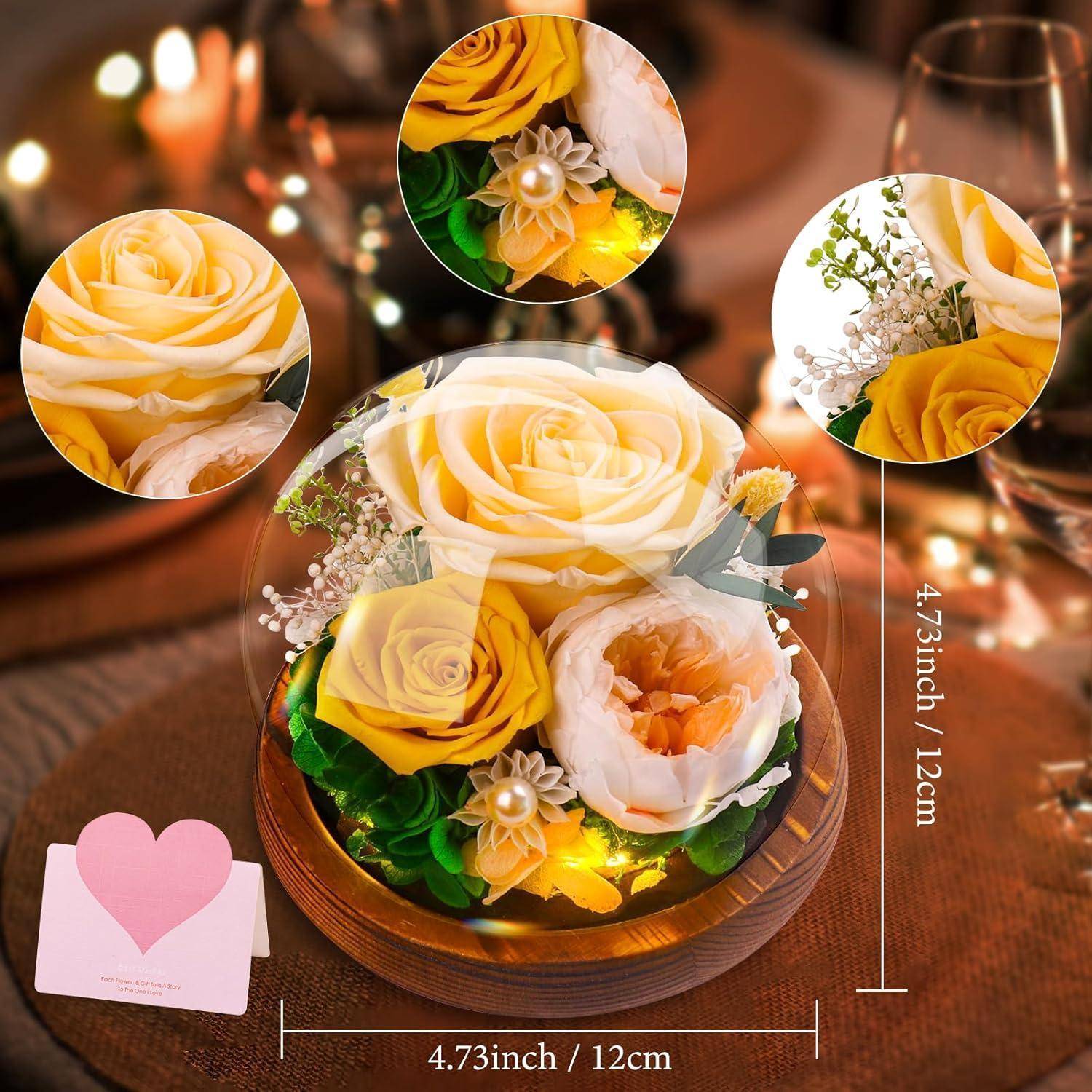 Dekorative Blumengesteck mit gelben Rosen, einer rosa Rose, Perlen und Grünpflanzen in einer Holzbasis, Abmessungen 4,73 Zoll/12 cm.