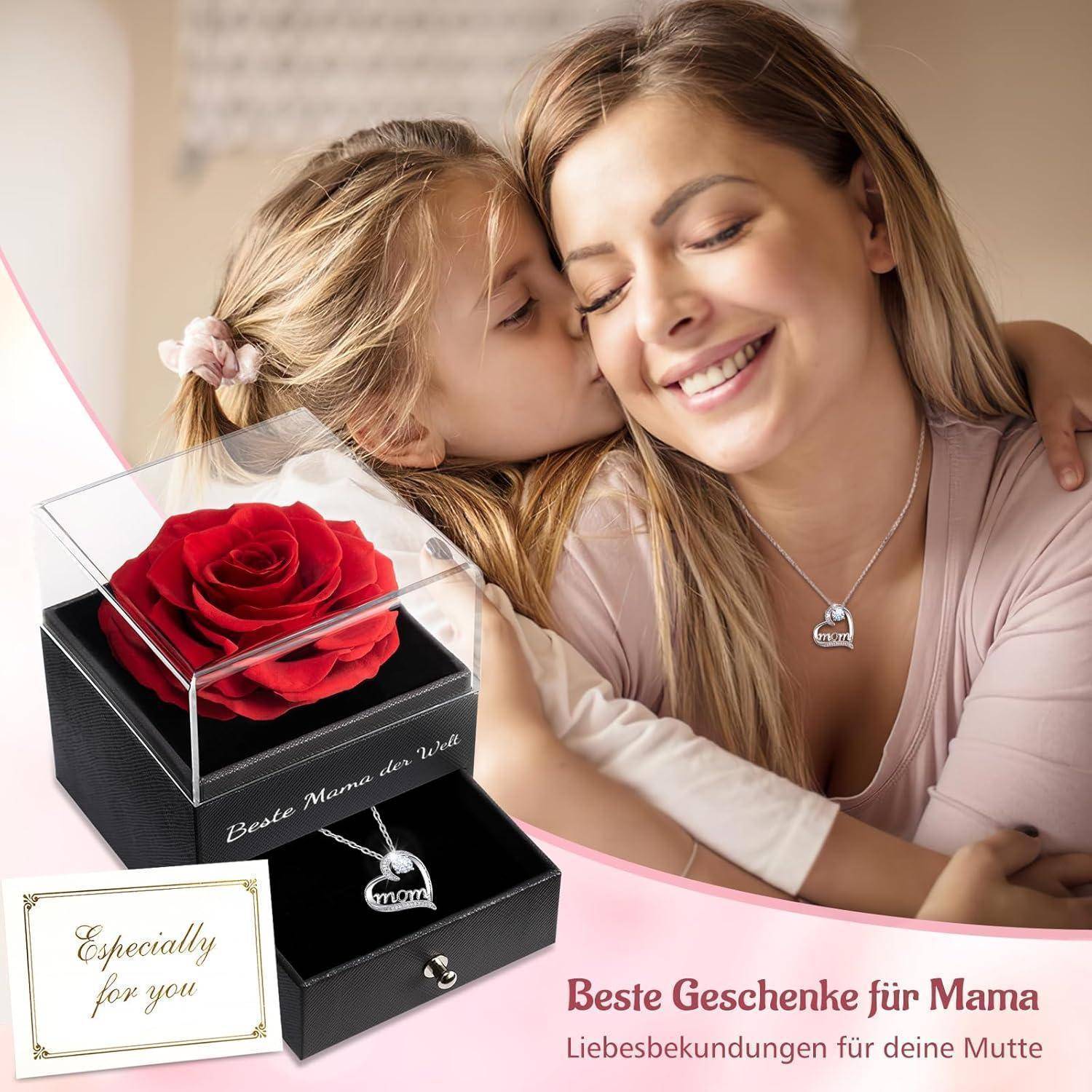 Ein kleines Kind küsst eine lächelnde Frau auf die Wange. Eine Halskette und eine in einem Etui konservierte rote Rose mit der Aufschrift 