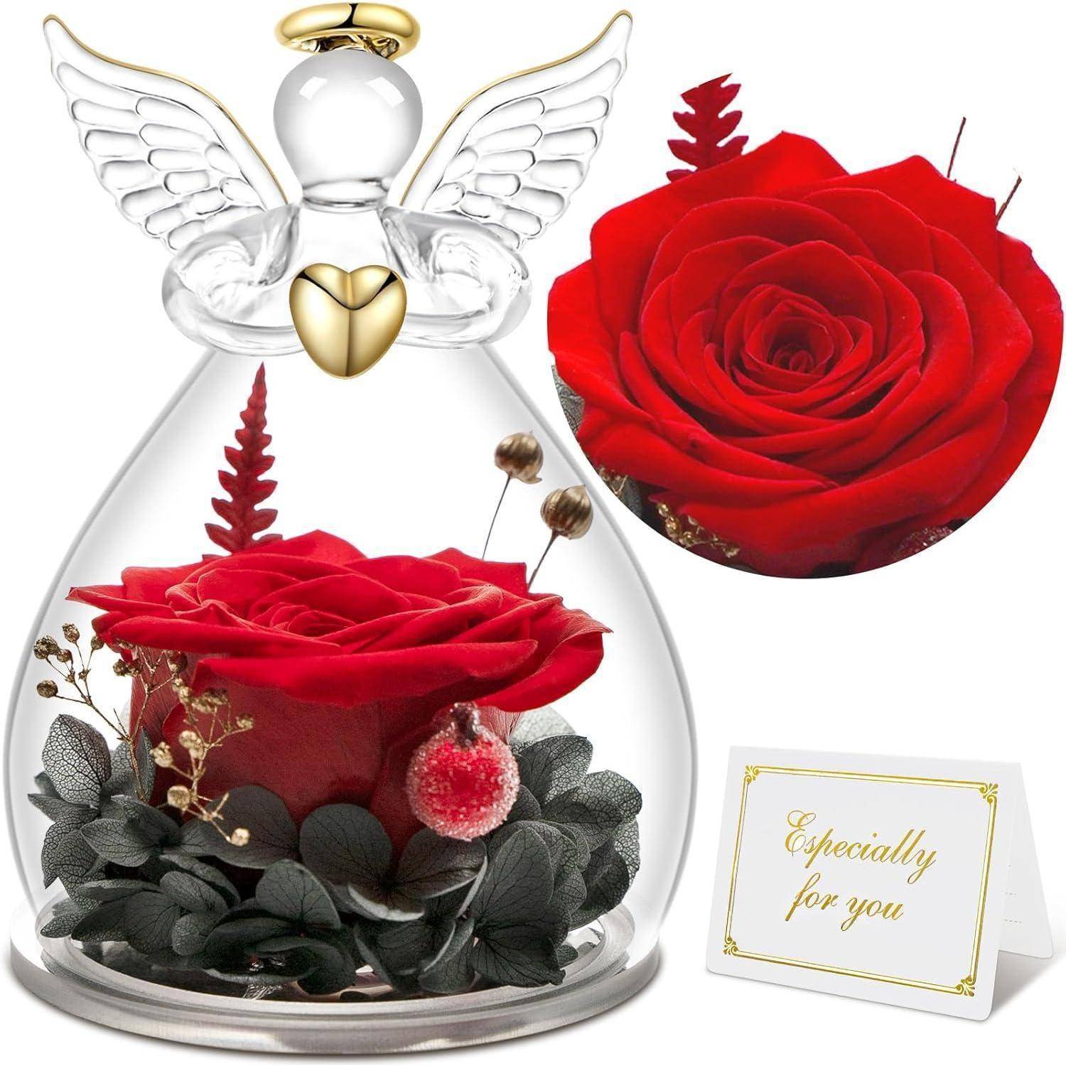 Eine Glasengelfigur mit einem goldenen Herzen hält eine konservierte rote Rose im Inneren. Begleitet von einer Karte mit der Aufschrift 