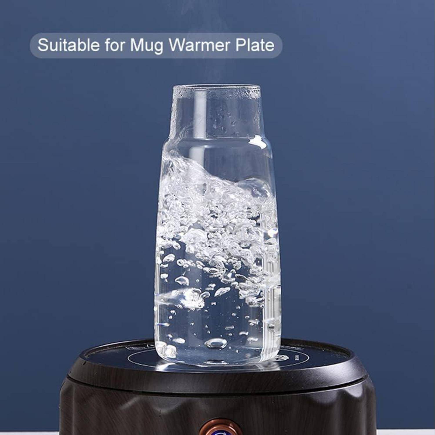 Ein Wasserglas auf einer Tassenwärmeplatte mit sichtbaren Blasen, die das Erhitzen anzeigen. Text lautet: „Geeignet für Tassenwärmeplatte.