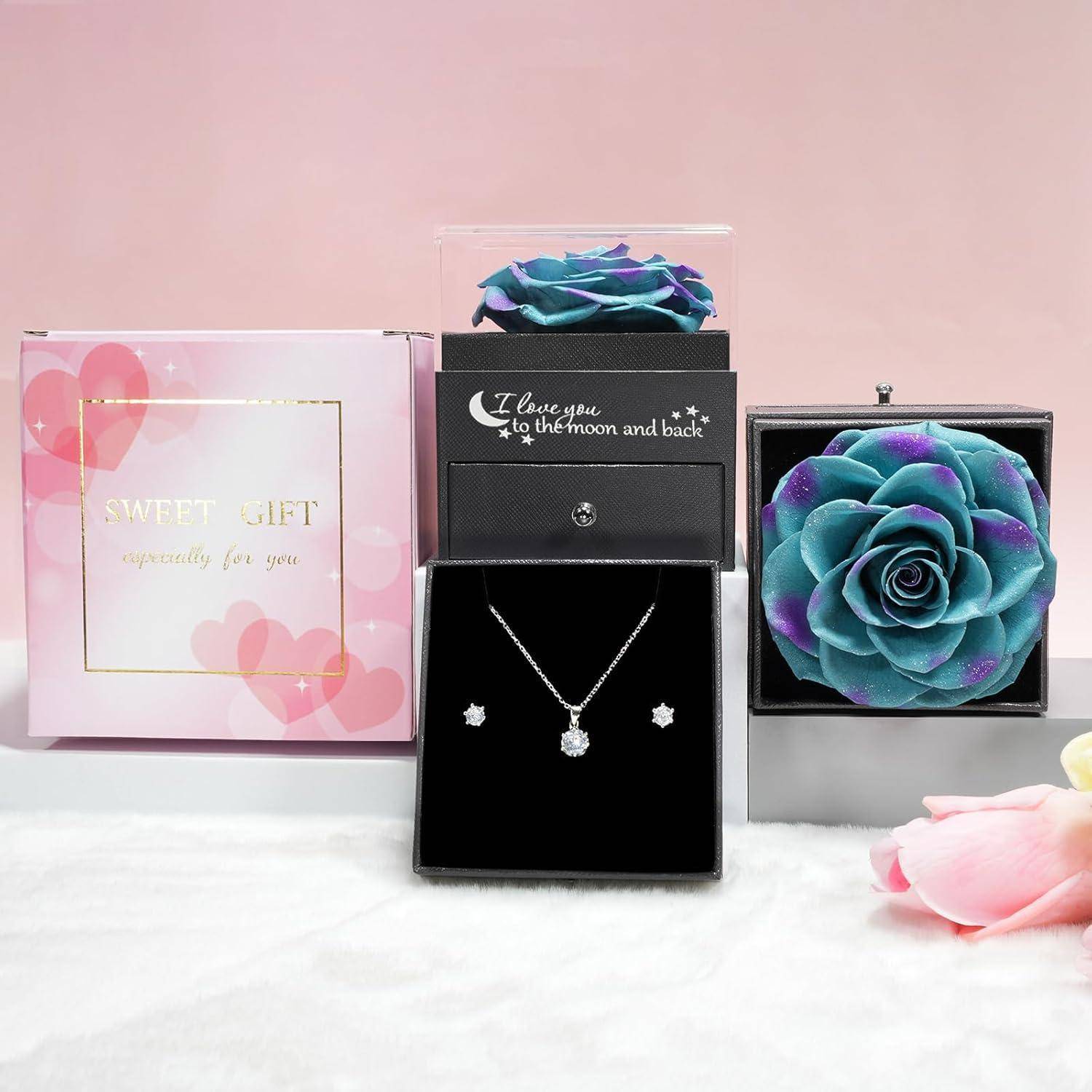 Geschenkset mit einer Schmuckschatulle, in der eine silberne Halskette und Ohrringe präsentiert werden, eine Karte mit der Aufschrift „Ich liebe dich bis zum Mond und zurück