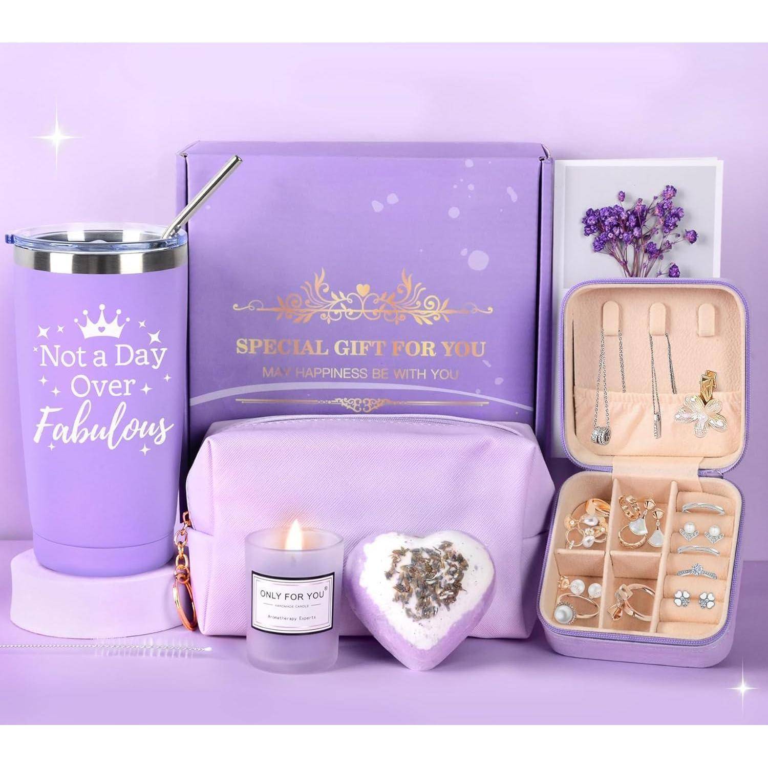 Ein lila Geschenkset enthält einen Tumbler mit der Aufschrift 