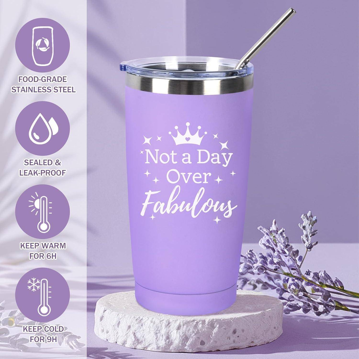 Eine lila Thermobecher mit dem Text ‚Nicht einen Tag unter Fabelhaft'. Er verfügt über ein Edelstahldesign, ist auslaufsicher und hält Getränke 6 Stunden warm oder 9 Stunden kalt.