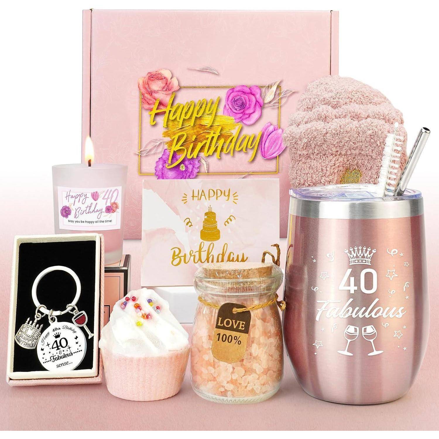 Ein pastellrosa Geschenkset zum 40. Geburtstag enthält eine Kerze, eine Tragetasche, einen Thermobecher, einen Schlüsselanhänger, eine Cupcake-Kerze, Socken und Badesalz.