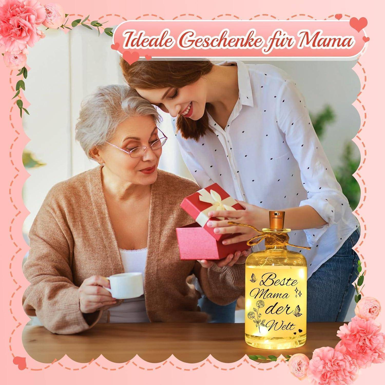Eine Frau überreicht einem älteren Frauen ein Geschenk, während diese eine Tasse hält, mit dem Text 'Ideale Geschenke für Mama' und eine Flasche mit der Beschriftung 'Beste Mama der Welt'.