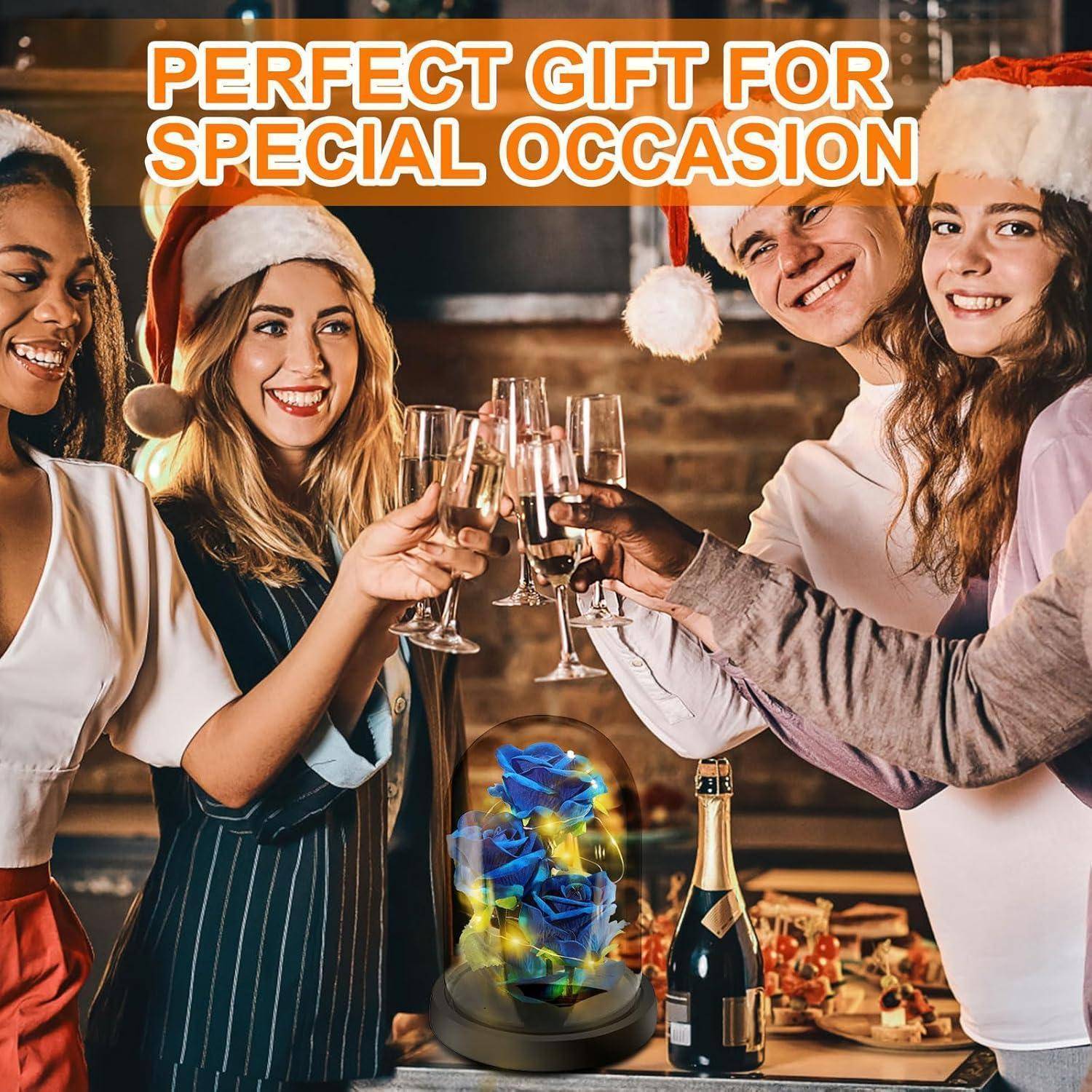 Vier Menschen mit Weihnachtsmützen prosten sich mit Champagner in einer festlichen Umgebung zu. Text lautet: 'Das perfekte Geschenk für besondere Anlässe.