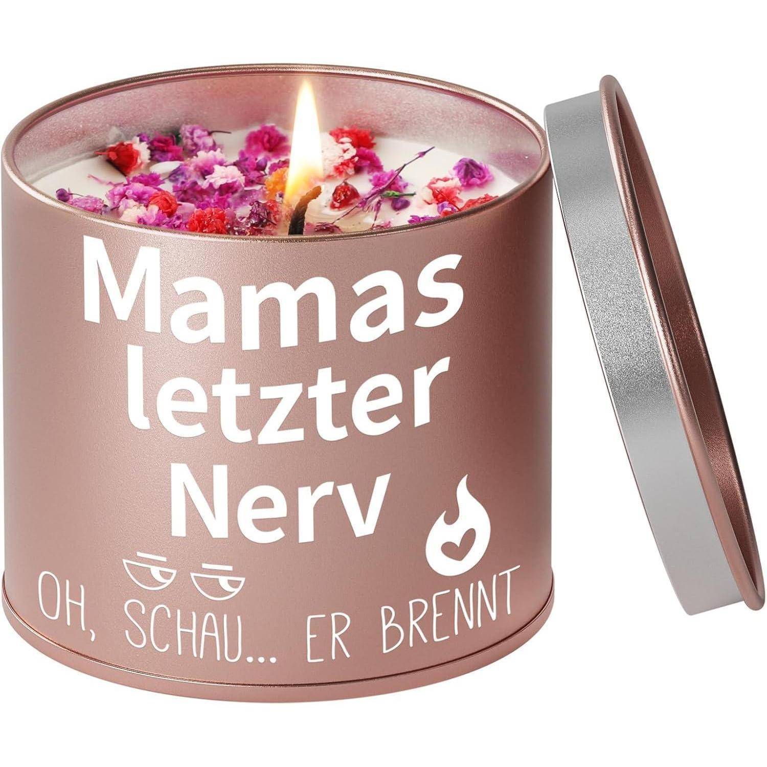 Eine rosa Kerze mit dem deutschen Text 'Mamas letzter Nerv, Oh schau... er brennt' zeigt eine brennende Docht und dekorative Blütenblätter.