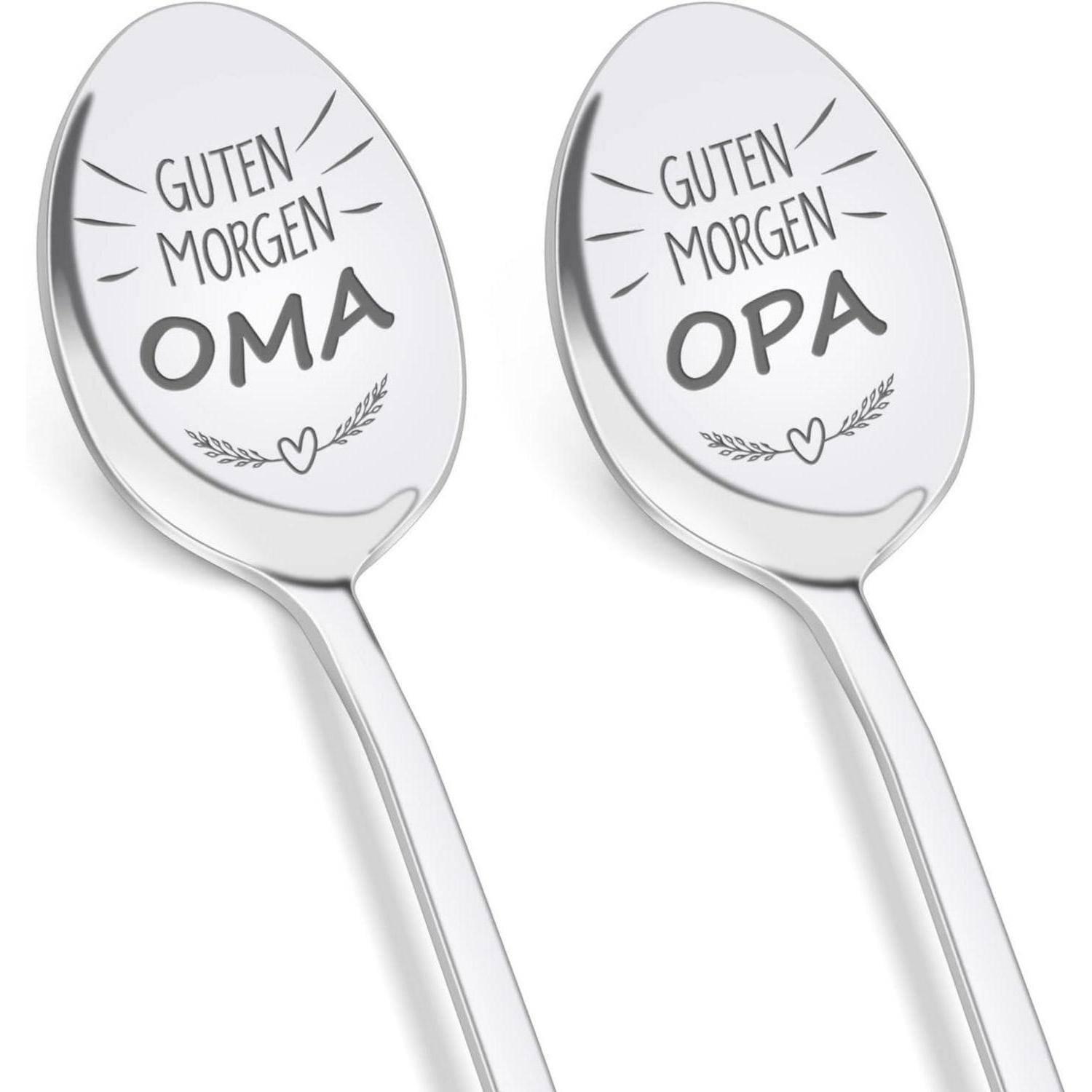 Zwei silberne Löffel, einer graviert mit 'Guten Morgen Oma' und der andere mit 'Guten Morgen Opa', versehen mit dekorativen Herz- und Blattdesigns.