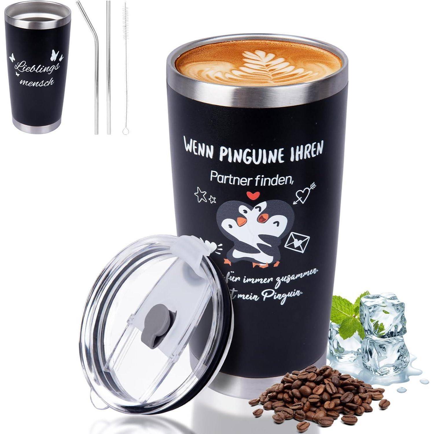 Ein schwarzer Thermobecher mit Latte Art zeigt einen deutschen Text über Pinguine. Kaffeebohnen, Eis und Minze umgeben ihn. Ein Deckel, Strohhalm und Pinsel sind enthalten.
