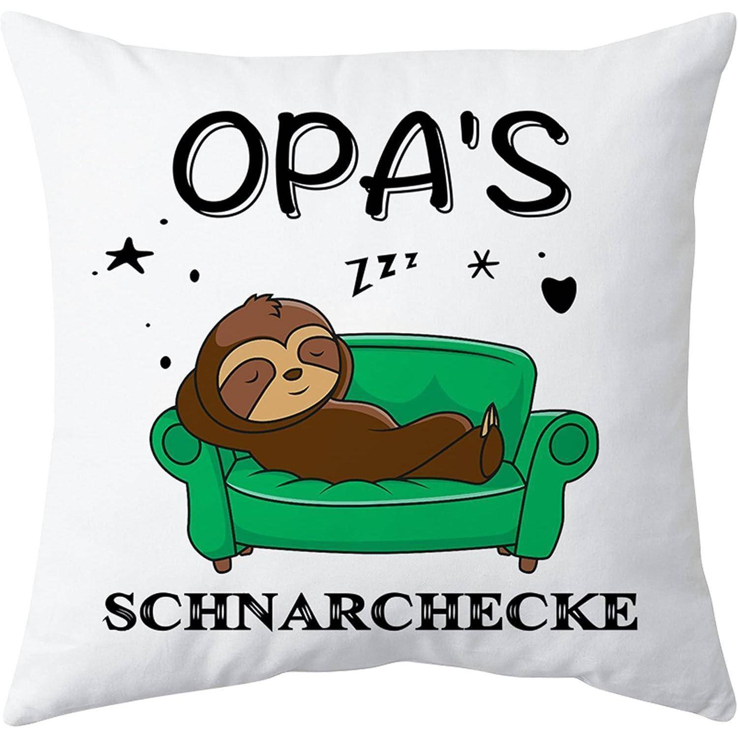 Ein Faultier, das auf einem grünen Sofa schläft, mit den Worten 'OPA'S Schnarchecke' darüber.