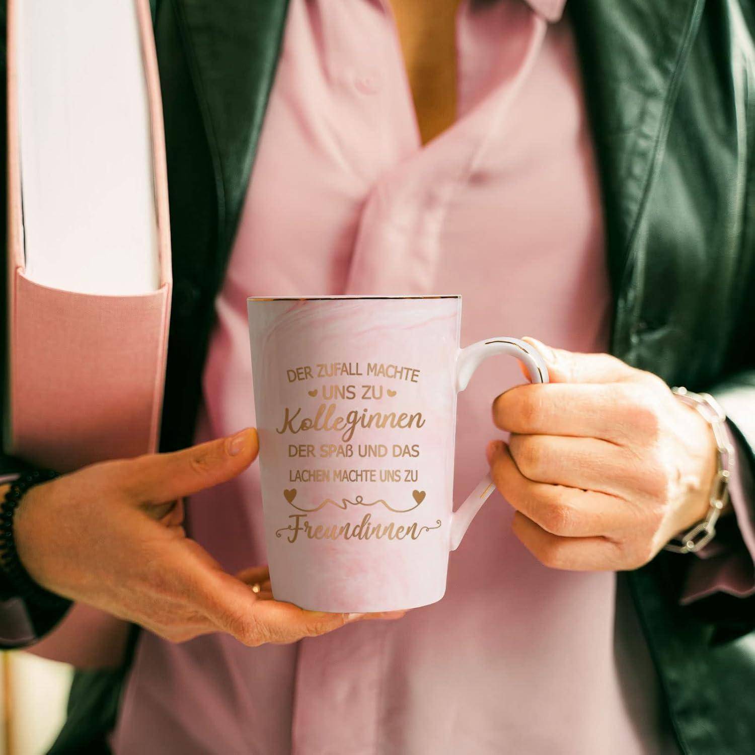 Tasse Abschiedsgeschenk Kollegin Personalisiert 400ML Der Zufall-rosa