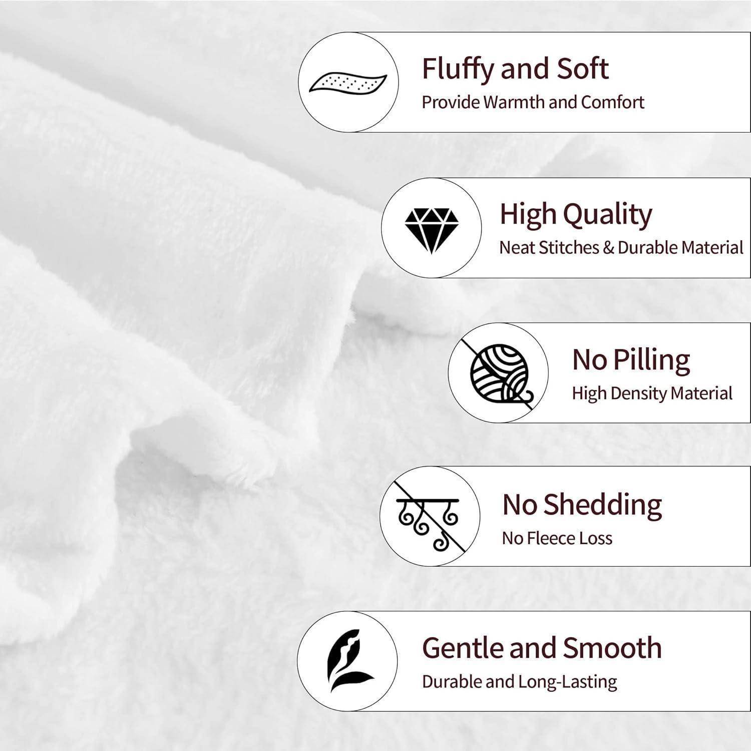 Flauschige weiße Decken mit Etiketten mit folgenden Merkmalen: 'Flauschig und Weich', 'Hochwertig', 'Keine Pillingbildung', 'Kein Fleece-Abrieb', 'Sanft und Glatt'.
