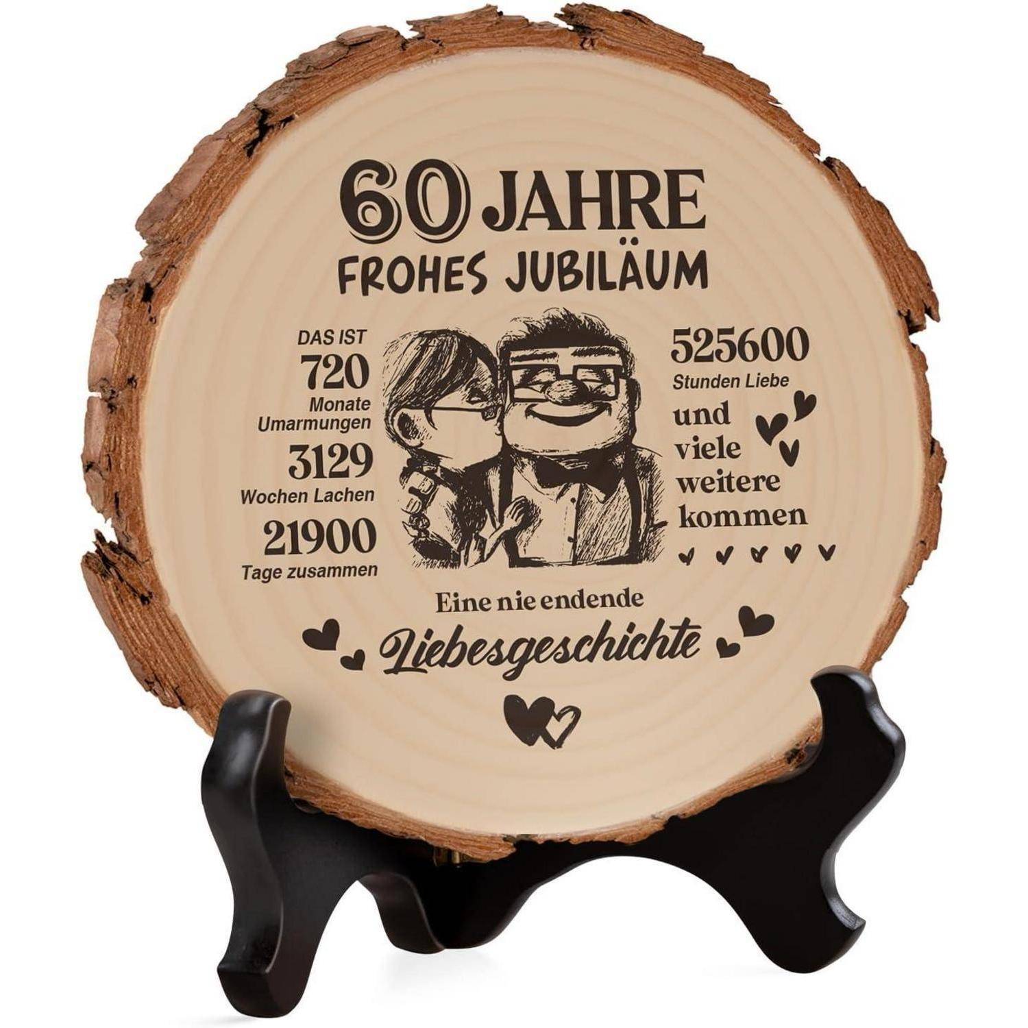 Baumscheiben-Kunstwerk zum 60. Hochzeitstag mit Paarillustration und Text, der die gemeinsam verbrachte Zeit in Monaten, Wochen, Tagen und Stunden detailliert