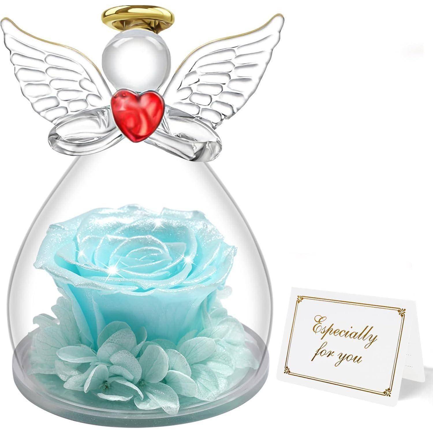 Gläserner Engel mit roten Herz und goldenem Heiligenschein, eine blaue Rose umschließend, neben einer Karte mit der Aufschrift „Ganz besonders für dich.