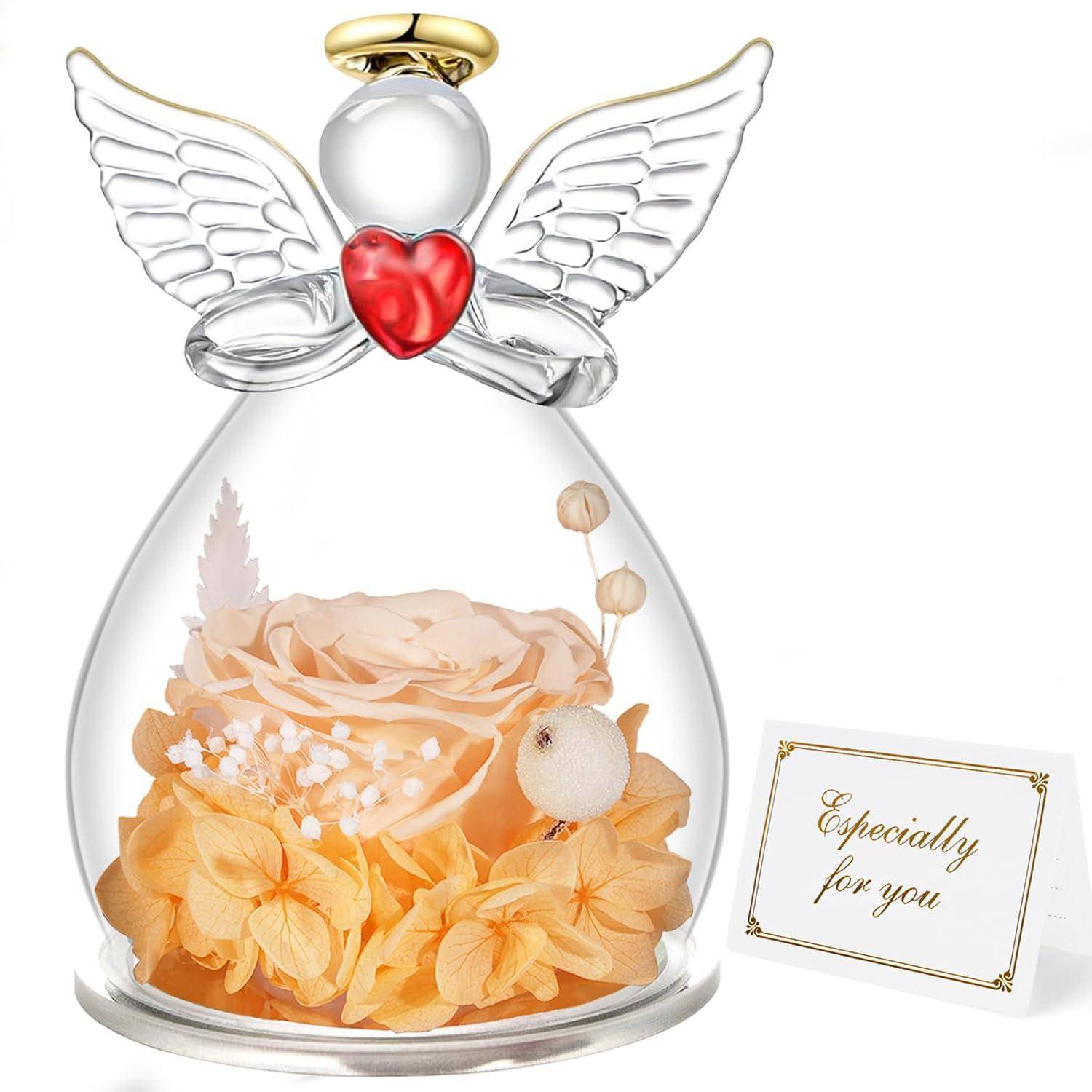 Glasengelfigur mit einem roten Herzen, Flügeln und Heiligenschein, die getrocknete Blumen umschließt. Begleitet von einer Karte mit der Aufschrift 