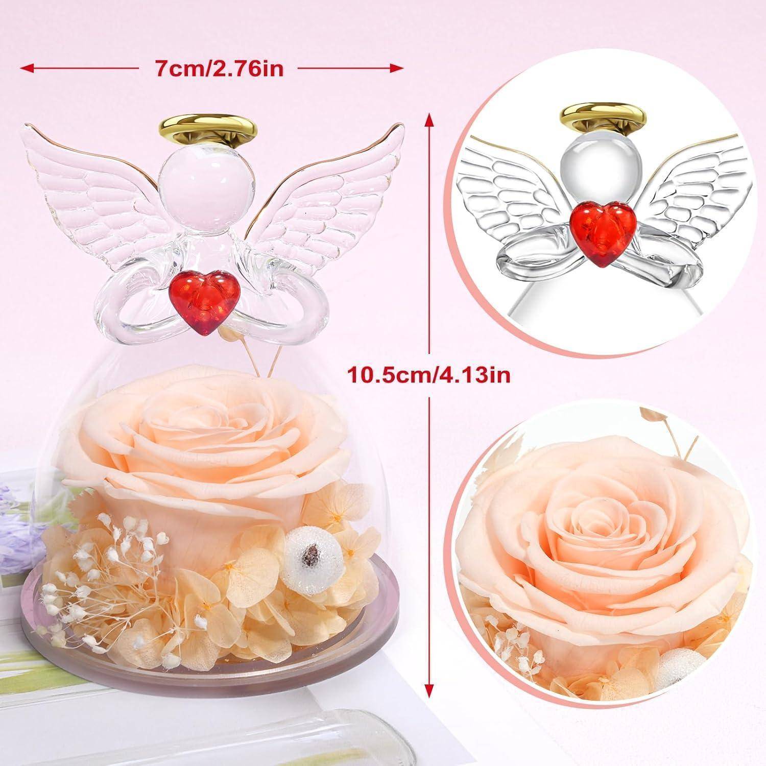 Glasengel-Ornament mit Flügeln hält ein rotes Herz über einer konservierten rosa Rose und zarten Blättern. Maße: 10,5 cm x 7 cm.