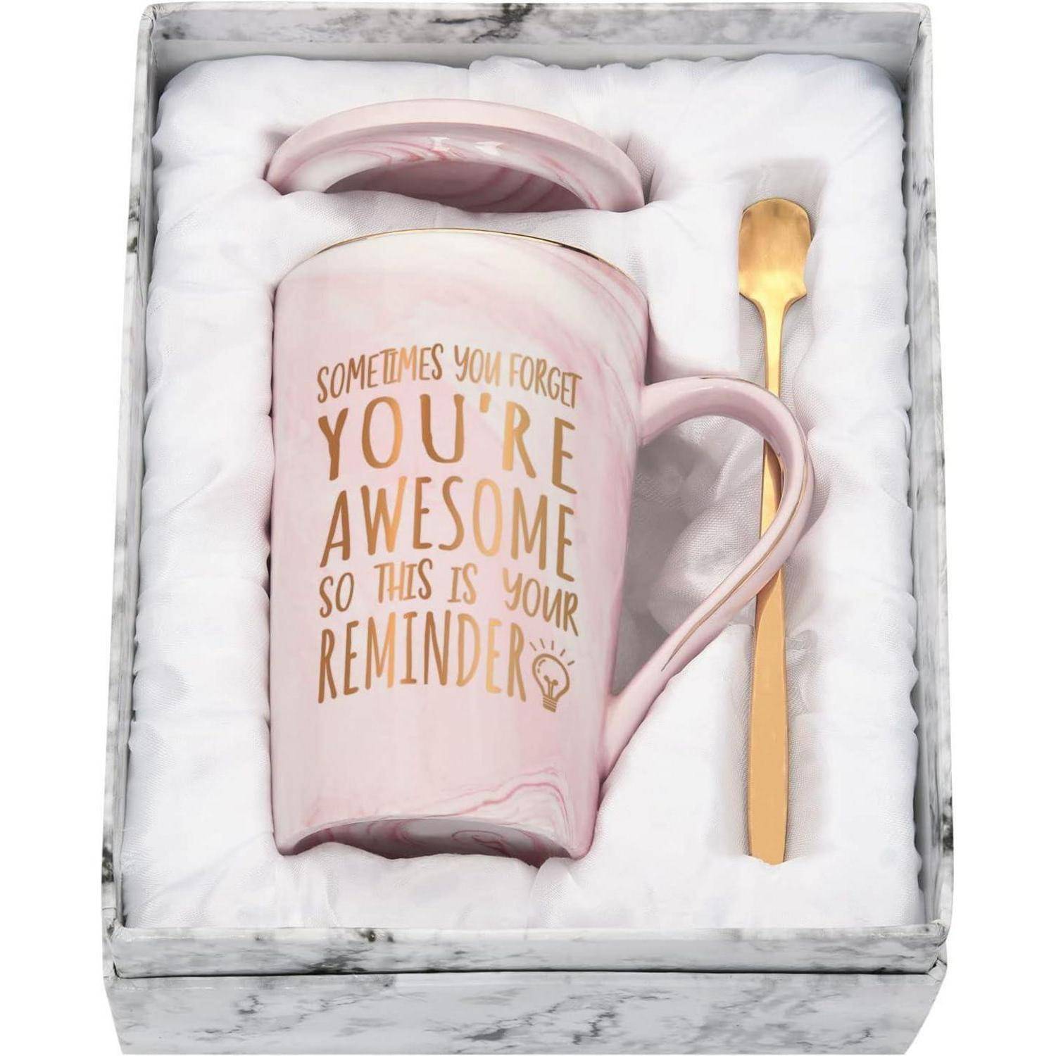 Ein Geschenkset mit einer rosa Tasse, auf der der Text 