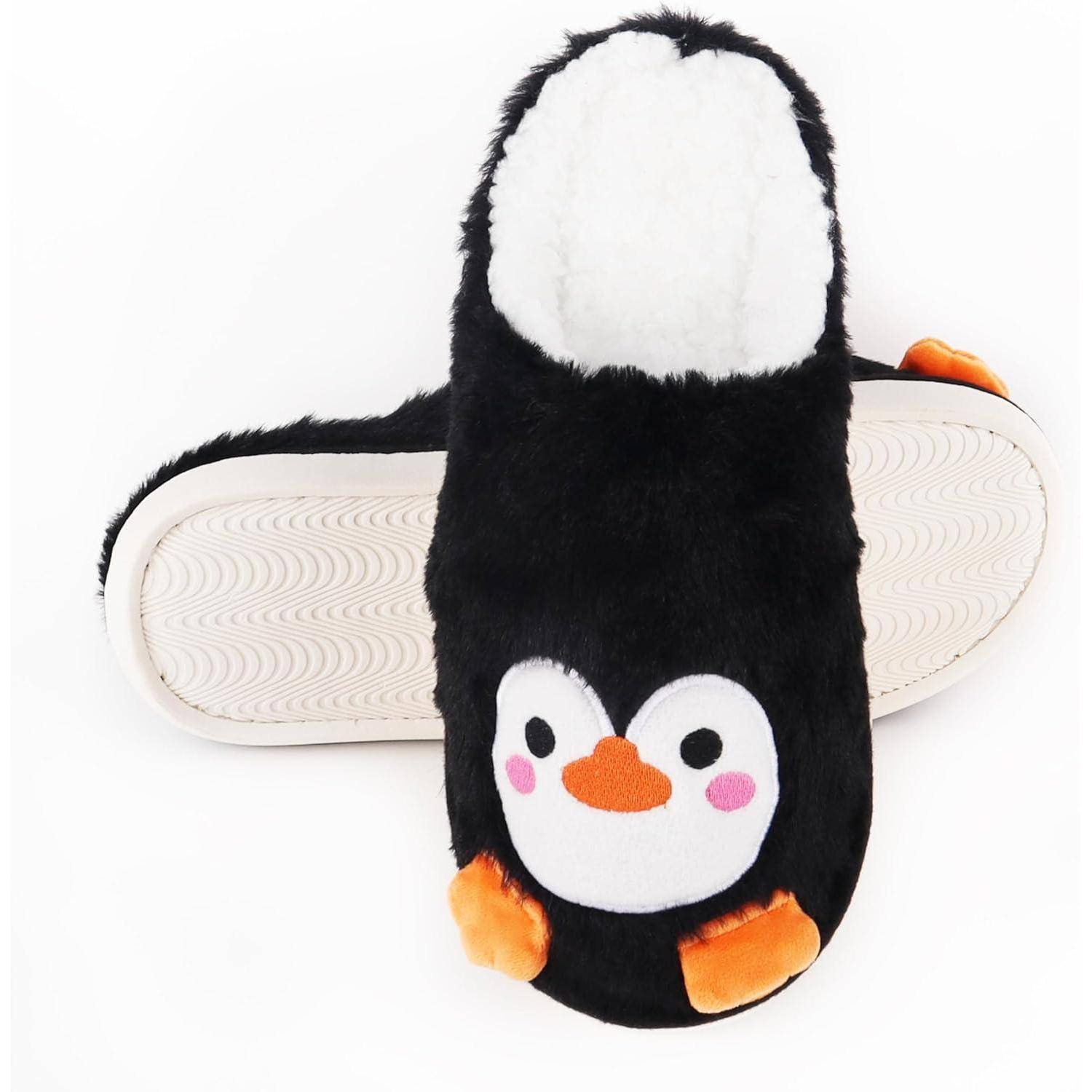 Ein Plüsch-Hausschuh, der wie ein Pinguin gestaltet ist, mit orangefarbenem Schnabel und Füßen, weißem Bauch und schwarzem Körper, der auf der Seite liegt und die Sohle zeigt.