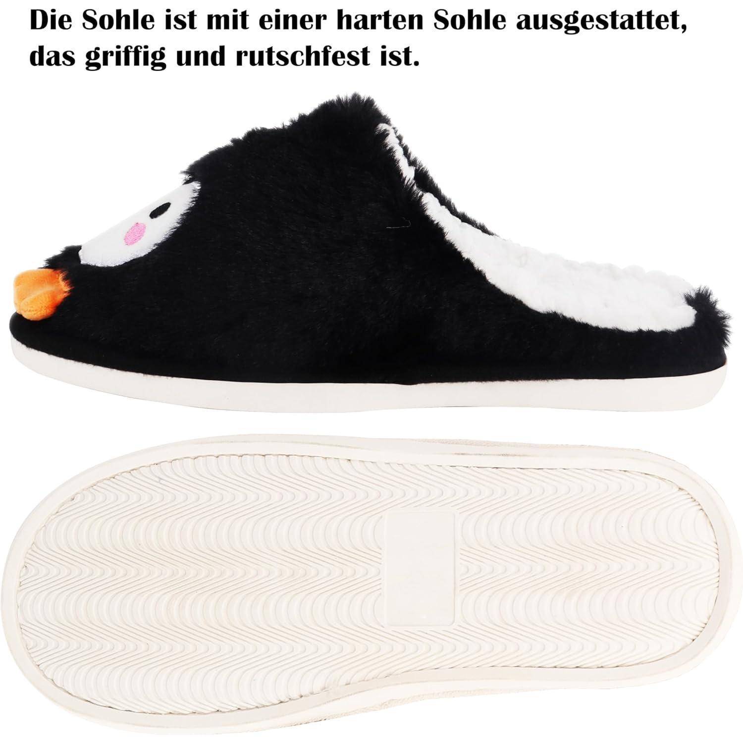 Ein schwarz-weißer Hausschuh mit einem Pinguin-Design auf der Oberseite und einer strukturierten, rutschfesten Sohle.