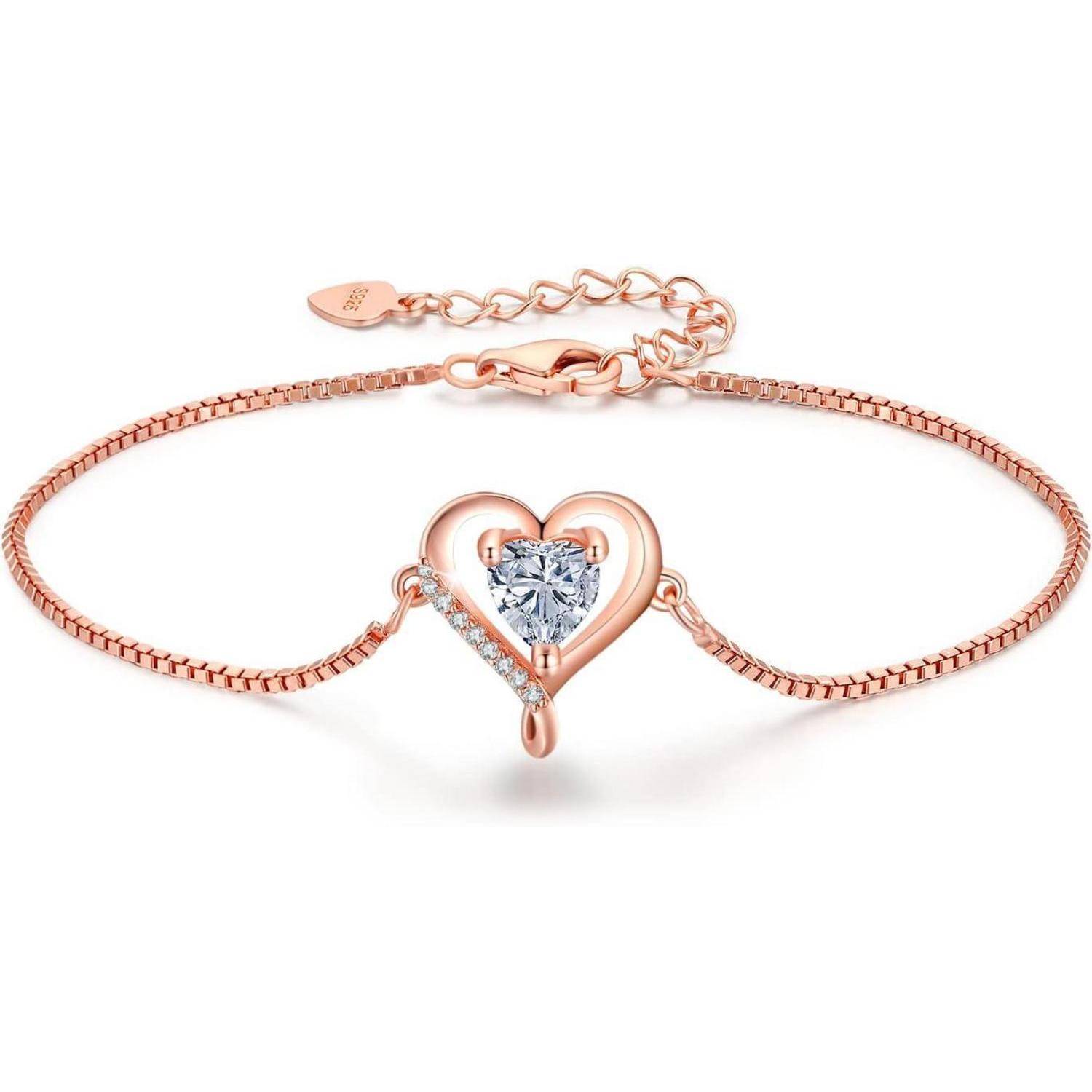 Ein zartes Roségold-Armband mit einem herzförmigen Mittelteil, das mit einem zentralen Diamanten und kleinen Diamanten entlang der Herzkontur geschmückt ist.