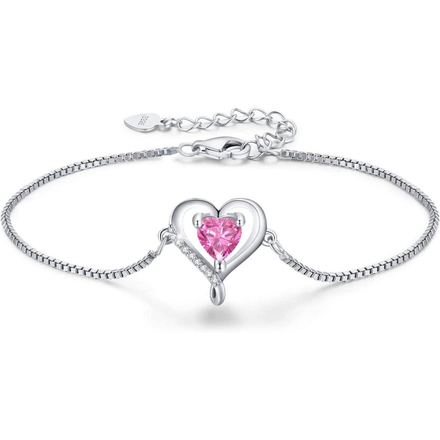 Ein silbernes Armband mit einem herz-förmigen rosa Edelstein als Mittelpunkt, versehen mit einer zarten Kette und einem verstellbaren Verschluss.