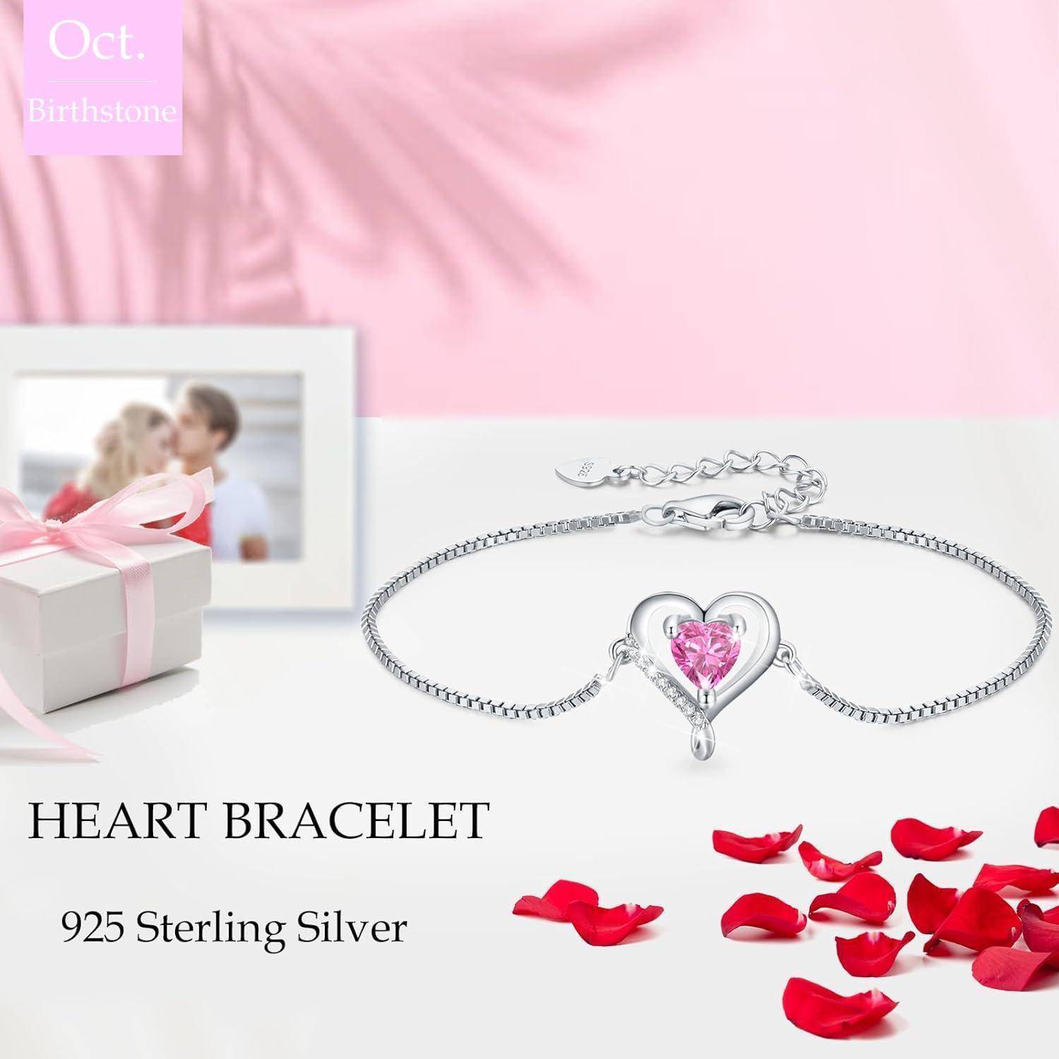 Silbernes Herzarmband mit einem rosa Edelstein wird präsentiert. '925 Sterling Silber' Text ist sichtbar. Rote Blütenblätter sind in der Nähe verstreut.