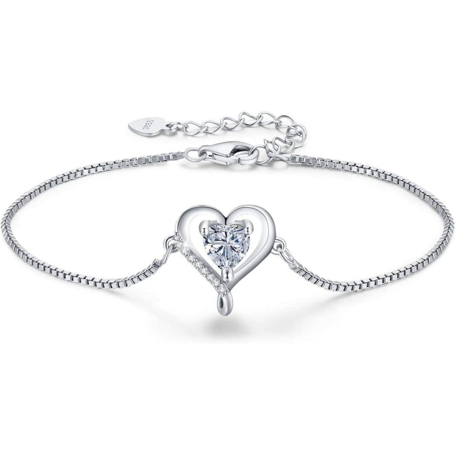 Silberarmband mit einem herzförmigen Mittelteil, das einen zentralen klaren Edelstein aufweist. Die Kette ist fein und zart, mit einem verstellbaren Verschluss.