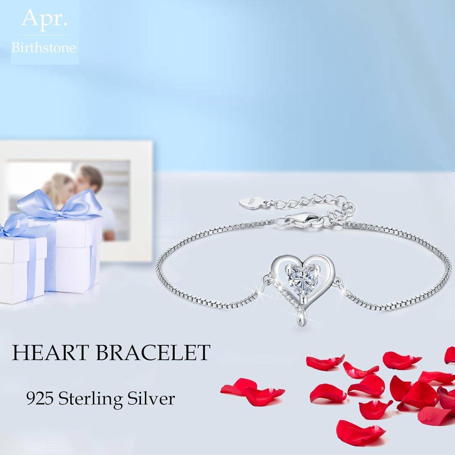Herzförmiges Armband mit einem zentralen Edelstein wird neben roten Blütenblättern, Geschenkboxen und einem Familienphoto präsentiert. Text: '925 Sterling Silber Herzarmband'.