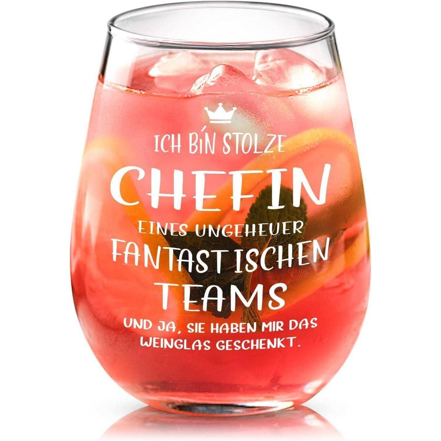 Ein Glas gefüllt mit einem rosafarbenen Getränk und Eiswürfeln. Text auf Deutsch lautet: 