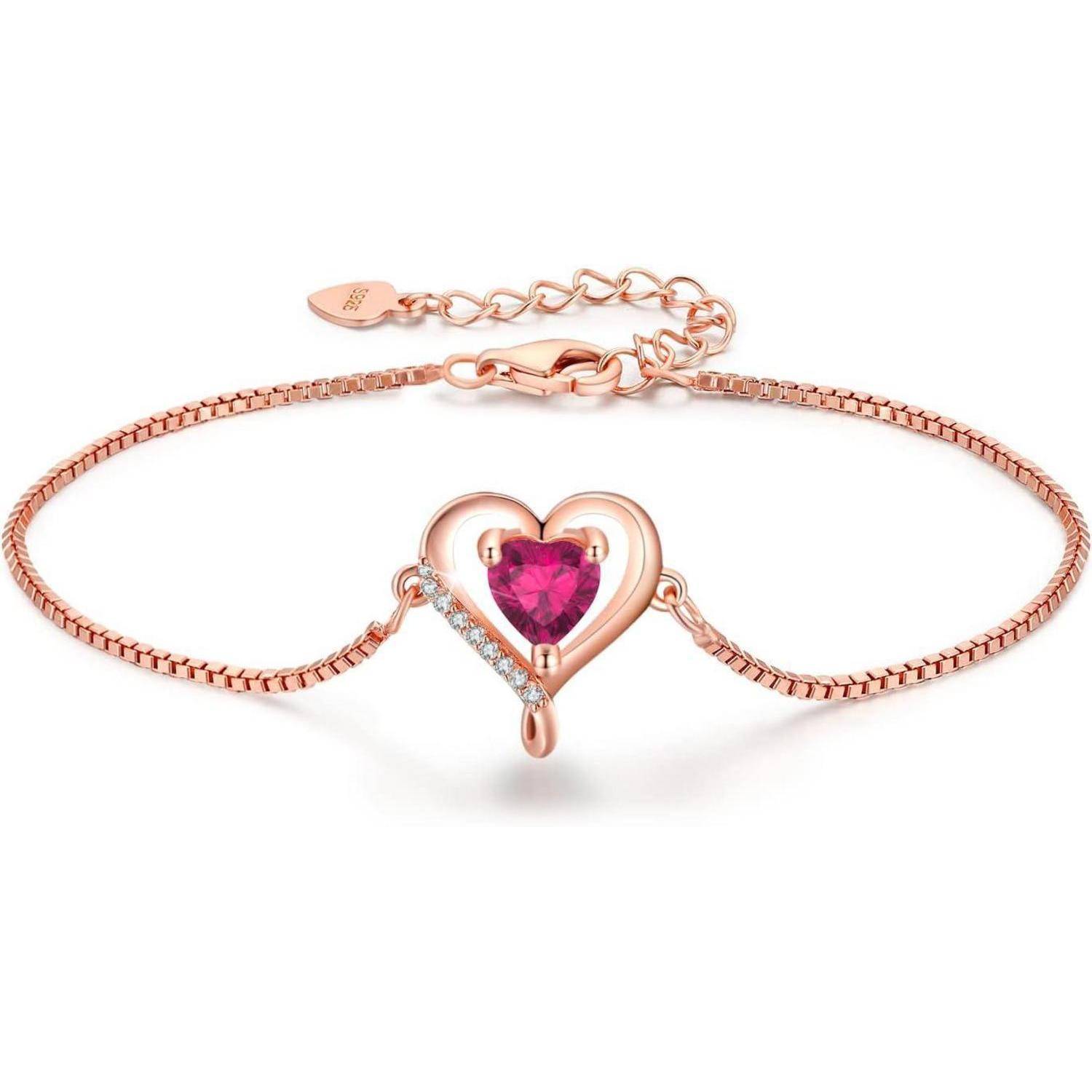 Ein Roségold-Armband mit einem herzförmigen rosa Edelstein in der Mitte, umrahmt von kleinen Diamanten, und einem verstellbaren Kettenverschluss.