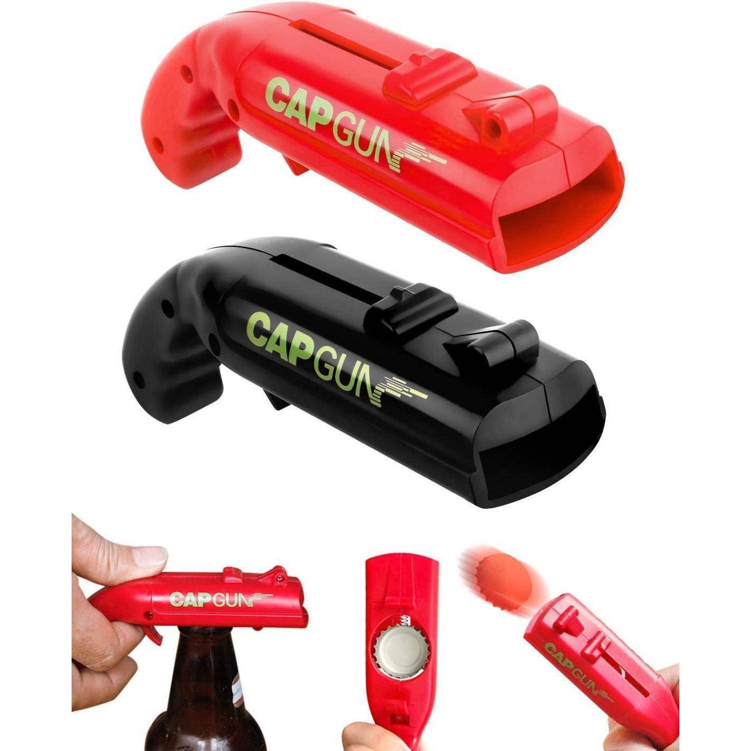 Rote und schwarze 'CAP GUN' Flaschenöffner, die jeweils so konstruiert sind, dass sie nach dem Öffnen Plättchen verschießen können. Vorgeführt an einer Flasche und einem abgefeuerten Plättchen.