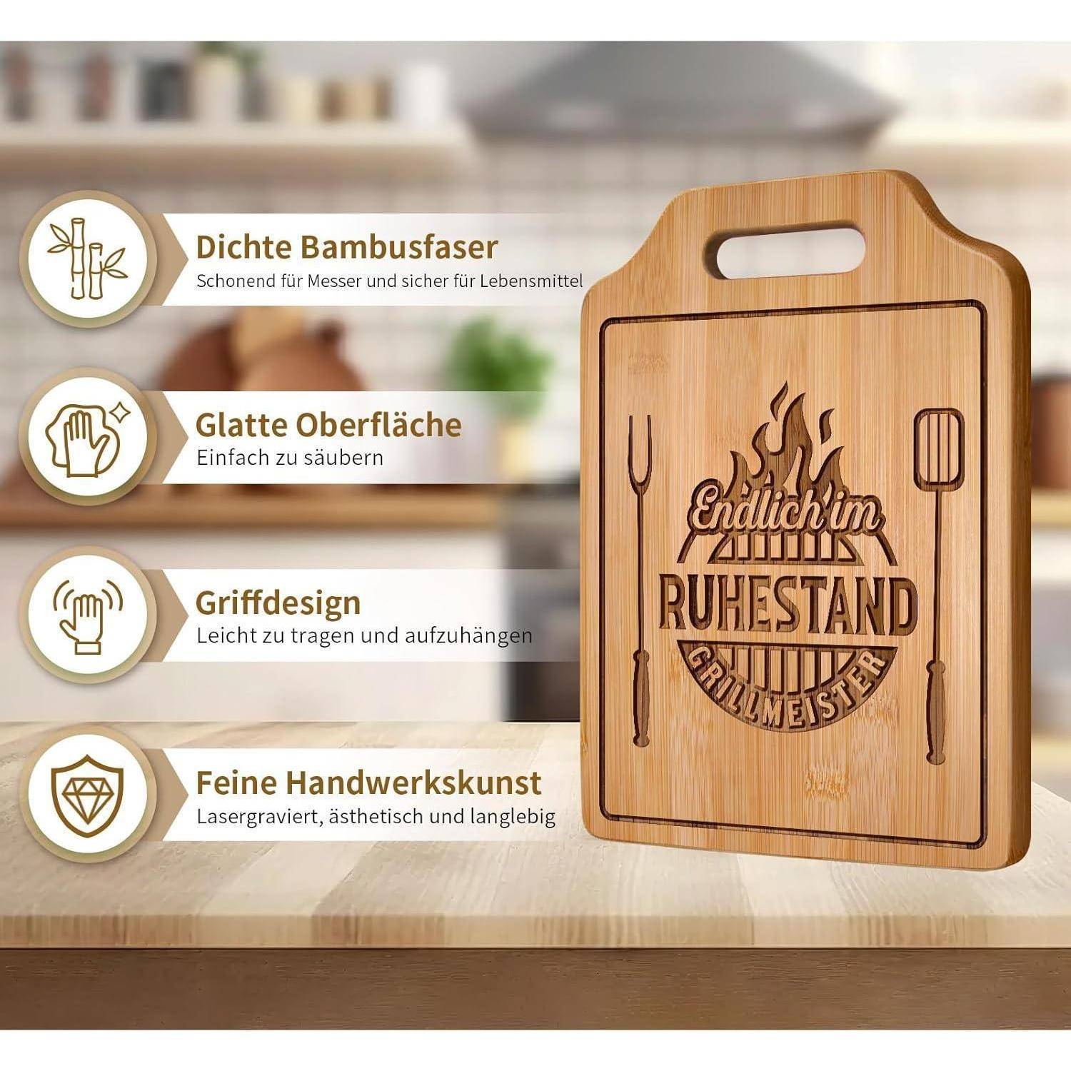 Schneidebrett aus Holz mit 'Grillmeister' Gravur. Merkmale: dichte Bambusfaser, glatte Oberfläche, ergonomisches Griffdesign, Lasergravur.